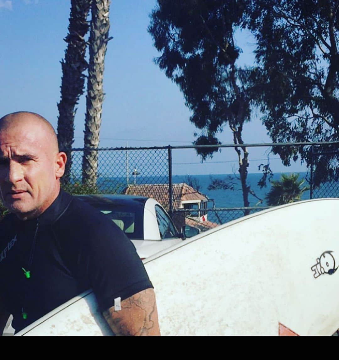 ドミニク・パーセルのインスタグラム：「@iamtorquato fav artist.   Little logo on the board reps. “ yes you can”.   Micks Wanna the most styling #surfers in the water.   Check his stuff out.  🤘🏻🤘🏽🤘🏿🤘🏼🤘」