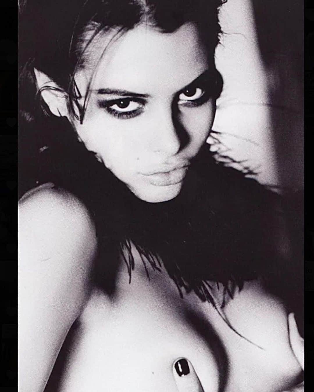 のインスタグラム：「It’s come to my attention many flat-earthers are following me. Because I’m flat chested, I presume. 🌍  📸 @ellenvonunwerth」