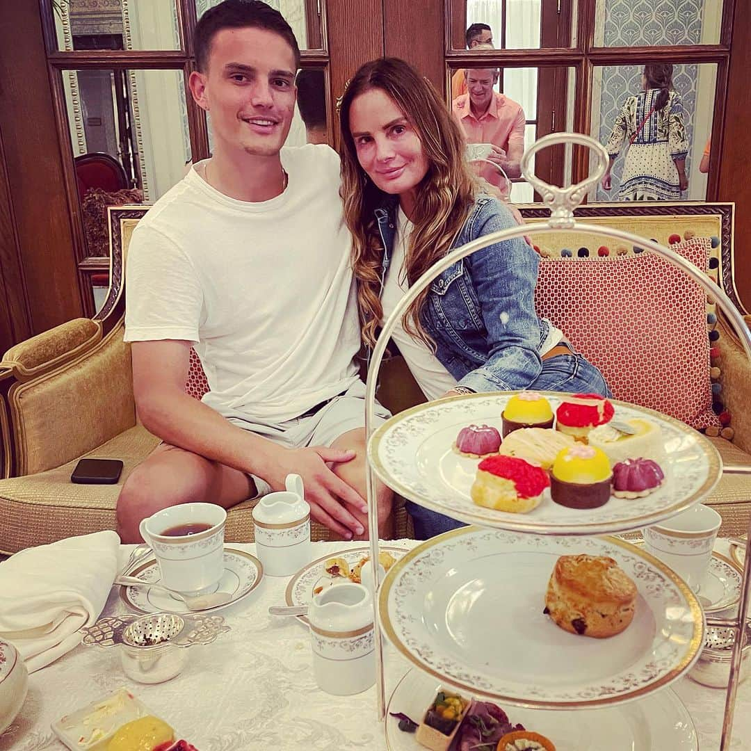 ガブリエル・アンウォーのインスタグラム：「High Tea for Two! Wonderful day in DC. Feasting ourselves silly! @shareefmalnik」