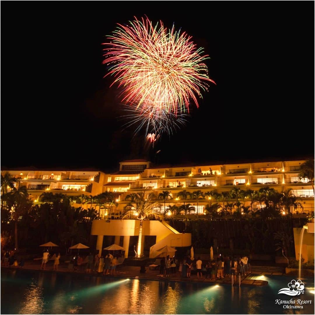 カヌチャリゾートさんのインスタグラム写真 - (カヌチャリゾートInstagram)「夏の夜空を彩る大輪🎆  カヌチャの夏を盛り上げる打ち上げ花火、 SPLASH SUMMER FIRE WORKS✨  今夏の開催は、明日8月15日（火）が最終日となります！  花火の打ち上げは、20：00からの約2分間。 オススメのビュースポットはガーデンプールです♪  カヌチャで過ごす夏の思い出に、 夜空に咲く大輪の花火をお楽しみください。  #カヌチャリゾート　#カヌチャ　#花火　#打ち上げ花火 #沖縄リゾート　#南国リゾート　#リゾートプール #県民プラン　#カップルプラン　#デートプラン」8月14日 7時00分 - kanucha_resort