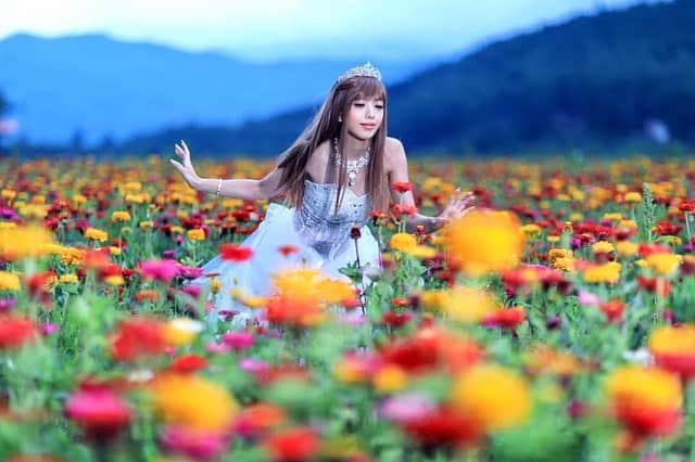 舘林佳史のインスタグラム：「お花畑とプリンセス👸✨  model:Eri eri__1104   お花に囲まれた撮影は女の子の憧れですね☺️💓  誰でも物語の主人公になれるをキャッチコピーに ドラマや映画の物語のワンシーンの様なDramaticPhot と言う名前で活動作品作りをしています。  大好評のドラマティックフォトのご依頼は このクオリティーで30000円〜(ほぼ諸経費) で受け賜わっています)^o^(  素敵な作品を一緒に作りたい！ コラボレーションしたい 美容師・メイクアップアーティストさん ・服飾デザイナーさんクリエイターさんも随時募集中です✨  お姫様になりたい👸 物語の主人公になってみませんか^ ^⁉︎  たった一枚の写真で人生が変わる‼️  モデル宣材撮影 コンポジ Book作り プロフィール撮影 ブライダルフォト記念撮影 衣装レンタル 成人式 着物 ドレスロケーションフォト スチール サロンモデル撮影 写真集等撮影のご依頼何でもお気軽にお問い合わせDM下さい✨📩   #お花畑 #ウエディングドレス #プリンセス #ファンタジー #お姫様 #ドラマティックフォト #ポートレート #ポートレートモデル」