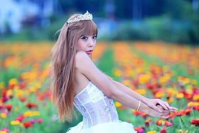 舘林佳史さんのインスタグラム写真 - (舘林佳史Instagram)「お花畑とプリンセス👸✨  model:Eri eri__1104   お花に囲まれた撮影は女の子の憧れですね☺️💓  誰でも物語の主人公になれるをキャッチコピーに ドラマや映画の物語のワンシーンの様なDramaticPhot と言う名前で活動作品作りをしています。  大好評のドラマティックフォトのご依頼は このクオリティーで30000円〜(ほぼ諸経費) で受け賜わっています)^o^(  素敵な作品を一緒に作りたい！ コラボレーションしたい 美容師・メイクアップアーティストさん ・服飾デザイナーさんクリエイターさんも随時募集中です✨  お姫様になりたい👸 物語の主人公になってみませんか^ ^⁉︎  たった一枚の写真で人生が変わる‼️  モデル宣材撮影 コンポジ Book作り プロフィール撮影 ブライダルフォト記念撮影 衣装レンタル 成人式 着物 ドレスロケーションフォト スチール サロンモデル撮影 写真集等撮影のご依頼何でもお気軽にお問い合わせDM下さい✨📩   #お花畑 #ウエディングドレス #プリンセス #ファンタジー #お姫様 #ドラマティックフォト #ポートレート #ポートレートモデル」8月14日 7時00分 - tatephotox