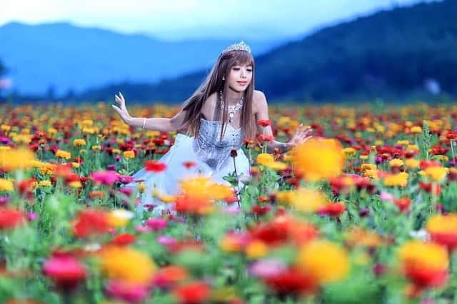 舘林佳史さんのインスタグラム写真 - (舘林佳史Instagram)「お花畑とプリンセス👸✨  model:Eri eri__1104   お花に囲まれた撮影は女の子の憧れですね☺️💓  誰でも物語の主人公になれるをキャッチコピーに ドラマや映画の物語のワンシーンの様なDramaticPhot と言う名前で活動作品作りをしています。  大好評のドラマティックフォトのご依頼は このクオリティーで30000円〜(ほぼ諸経費) で受け賜わっています)^o^(  素敵な作品を一緒に作りたい！ コラボレーションしたい 美容師・メイクアップアーティストさん ・服飾デザイナーさんクリエイターさんも随時募集中です✨  お姫様になりたい👸 物語の主人公になってみませんか^ ^⁉︎  たった一枚の写真で人生が変わる‼️  モデル宣材撮影 コンポジ Book作り プロフィール撮影 ブライダルフォト記念撮影 衣装レンタル 成人式 着物 ドレスロケーションフォト スチール サロンモデル撮影 写真集等撮影のご依頼何でもお気軽にお問い合わせDM下さい✨📩   #お花畑 #ウエディングドレス #プリンセス #ファンタジー #お姫様 #ドラマティックフォト #ポートレート #ポートレートモデル」8月14日 7時00分 - tatephotox