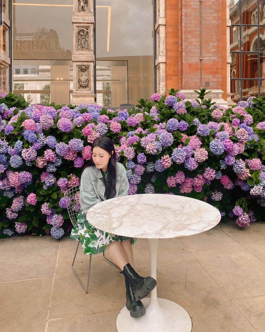 LIKARANAIのインスタグラム：「Summer vibes 𓇚 The V&A in bloom 💙💚💜  。 。 。 。 。 。 #photoidea #creativephotos #cafe #vamuseum #victoriaandalbertmuseum #museum #london #londontravel #londonmuseum #explorelondon #visitlondon #discoverlondon #hydrangea #flowers #londoncitylife #travel #travelgram #prettylittlelondon #itssolondon #londonmuseum #uk #beautifulengland #thisisprettyengland #likeforlikes #shoutout #コメント返し #写真好きな人と繋がりたい #夏」