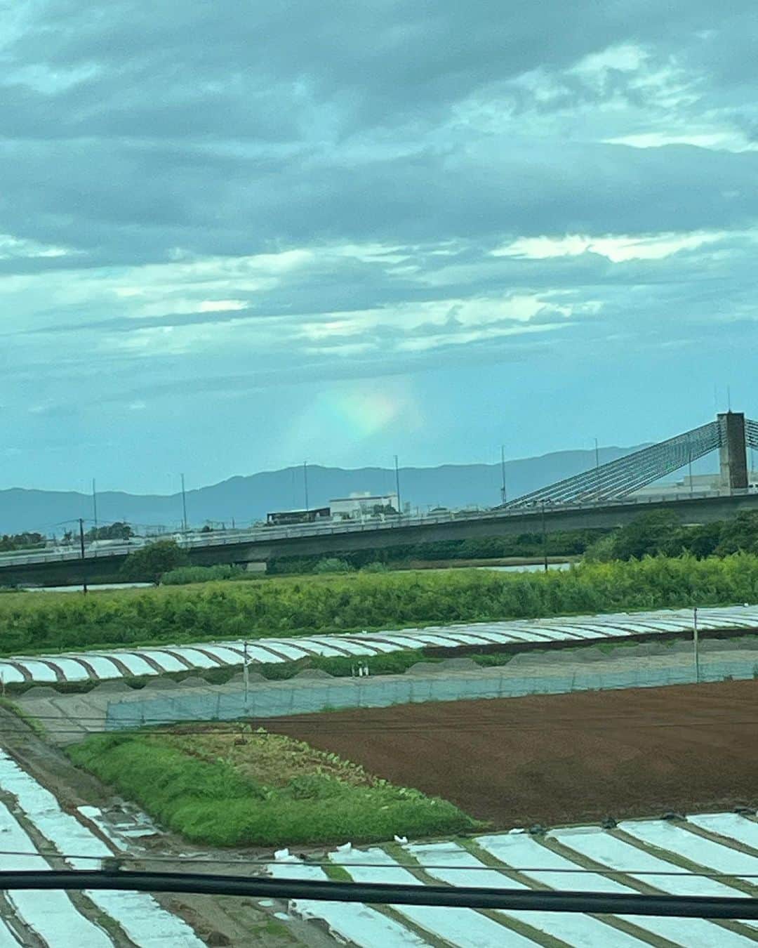 山根良顕さんのインスタグラム写真 - (山根良顕Instagram)「不思議な虹🌈だなぁ 見える？ #虹　#rainbow  すぐ消えた」8月14日 7時07分 - ungirls_yamane
