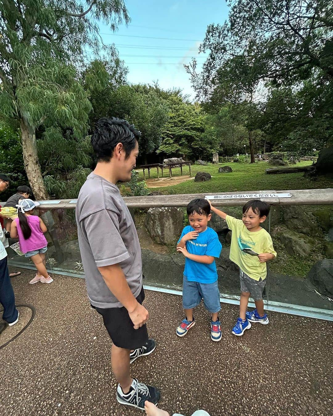 菅野広恵さんのインスタグラム写真 - (菅野広恵Instagram)「🦓ナイトズーラシア🦓 お盆もいよいよ明日で終了🌻  お盆に 毎年友人家族と行ってる ナイトズーラシア🦓🦁 行ってきました♡  夏のこの期間だけ 夜の動物園を楽しめて 夜の動物たちの様子を楽しめる ちょっとお祭り気分のイベント♡  16時に到着し 園内は、まだそこまで混み合った様子はなく キッチンカーなどがあるコロコロ広場も まだ空いていて、早めにレジャーシートをひいて、場所確保👍  おやつタイムに クレープやかき氷、ベビーカステラなど キッチンカーで 各自好きなものを食べて大満足❤️  夜ご飯までの間に、動物園を見に行き 歩いてお腹を空かせて、コロコロ広場で ご飯タイムにしようと思ったら 大混雑‼️ 早めにレジャーシートしいて、確保大正解‼︎ と思いました‼︎  そして、キッキンカーも さっきまでめちゃくちゃ空いていたけど、 18時以降になると長蛇の列‼︎ 食べ物も早めに食べるのがいいねと 思いました。  昨年は、ご飯は、キッチンカーで買ったけど ご飯よりもスイーツのが食べたいな… と思い、節約もかねて、ご飯は持参‼︎ スイーツは買う これ、大正解でした🙆‍♀️  食べ終わった頃には 周りも真っ暗で 夜の動物園を探検‼︎  子供達は、探検隊と 張り切って楽しそう🤭  暗い中、動物園をお散歩 するだけで、子供にとっては なんだか特別感な感じのよう🌻  但し、絶対に気を抜いたら、 迷子になるから🤣 しかも真っ暗で探せない😱 大人は気は抜けないかも😳‼︎‼︎  でも、子供も大人も楽しめる ナイトズーラシアは 我が家の毎年恒例イベント🦓  #お盆　#お盆休み  #お盆休みの過ごし方  #ズーラシア　#ナイトズーラシア　#横浜イベント　#2児のママ  #0歳児ママ　#5歳男の子  #休みの日の過ごし方  #子連れお出かけ  #子連れスポット  #夏の思い出  #夏のイベント　#ママコーデ」8月14日 7時21分 - hiroesugano