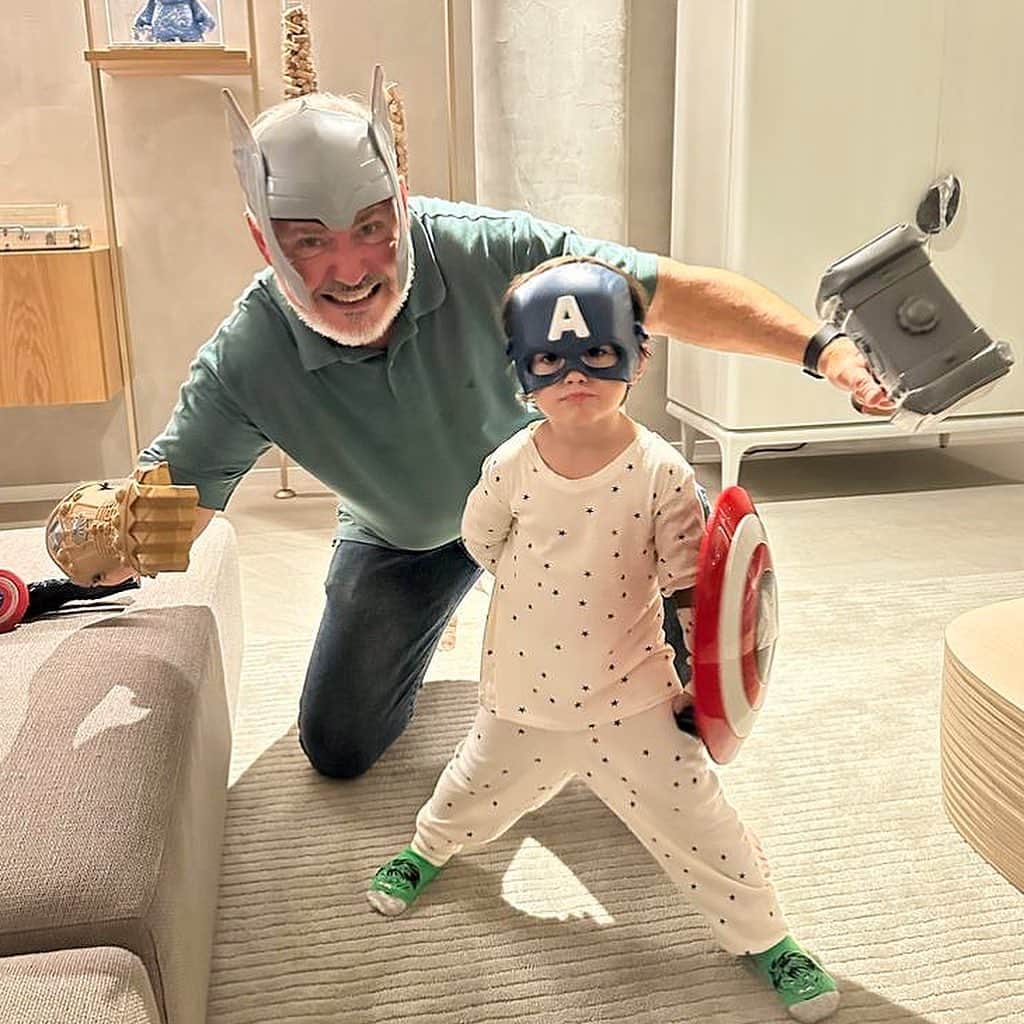 のインスタグラム：「Nossos super heróis favoritos… ❤️❤️❤️ Obrigada pai por tanto, sempre!  Dindo, só promete que antes de levar ele pra pular de paraquedas vai me avisar por favor 👀😂」