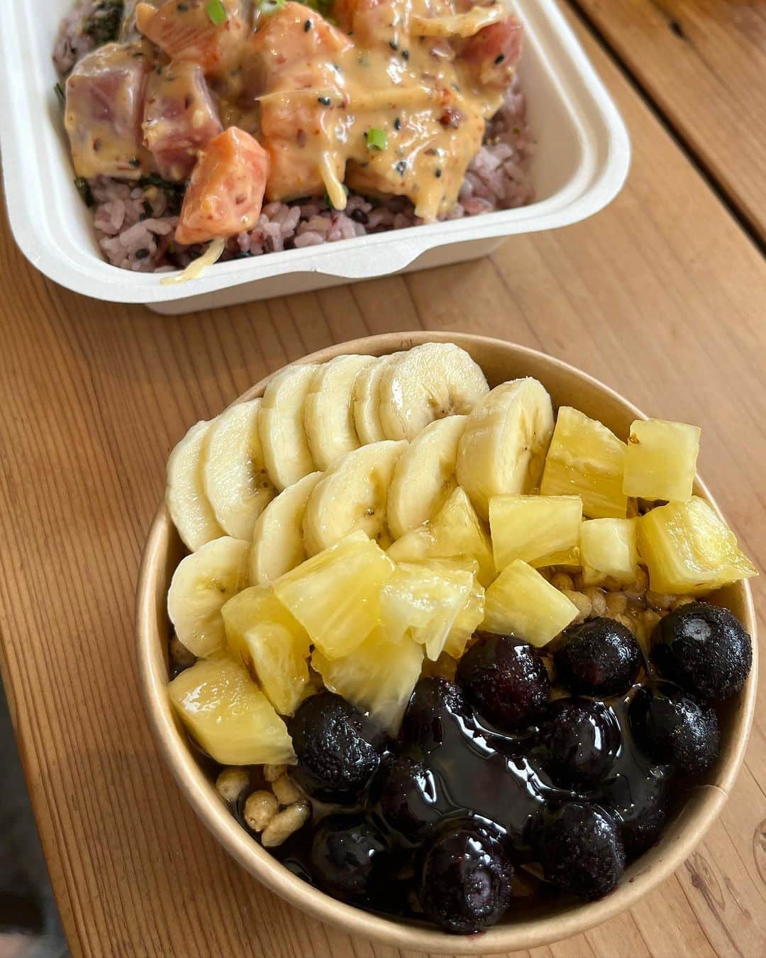 Sambazonさんのインスタグラム写真 - (SambazonInstagram)「地球の裏側ブラジル🇧🇷のアマゾンでしか栽培されないスーパーフルーツのアサイー💜木を切り倒すことなく一本ずつ木に登って房の部分からもぎ取り、手摘みし収穫後24時間以内に自社工場に運び込み生産します🌴  その魅力的なスーパーフルーツで繋がる人と人のご縁は、それ以上の喜びがあります😆✌🏻  2000年に創業したサンバゾンのアサイーはオーガニック＆フェアトレードの認証を世界でも初めて認証取得し、いまでは世界40カ国以上に輸出しております。  今回来日してたサンバゾンHQから来日していたカリフォルニア在住のブラジル人のMairaと、サンバサダーの玉緒さんとご対面🫶🏻  沖縄の恩納村にある808ポキボウルさんで、アサイーとポキを食べながらランチミーティングは最幸でした😋  #sambazon  #アサイーボウル  #アサイー #berrygoodvibes」8月14日 7時17分 - sambazon_jp