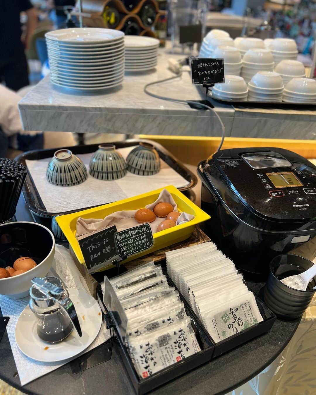 宮田綾子さんのインスタグラム写真 - (宮田綾子Instagram)「ニッコースタイル名古屋での朝食🍽️ 卵料理を選んで、ベーコンや黒い手羽先が乗っています サラダ、パン、ご飯はビュッフェスタイル🥐🍚🥗 特にコーヒーにこだわったホテルなのでコーヒーはもちろんですが、みかんジュースなどもこだわりの東海地方の素材のものが多くて楽しめます🍹 @nikkostyle.nagoya   🍉インスタセミナーでは昨年7万人の女性からフォローされた方法をお話しします🎤 インスタなんとなくやっててよく分からない、もっと上手に使って楽しみたいという方ぜひお越しください！ 8/26(土)10:00〜新大阪 9/23(土)10:30〜渋谷 詳細は私のプロフィールにあるURLから🔗 ❤️ @ayako__miyata ←クリック👆  #ニッコースタイル名古屋 #ホテル朝食 #名古屋ホテル #名古屋グルメ #名古屋カフェ #名古屋ランチ #名古屋モーニング #名古屋観光 #名古屋旅行 #nagoya #nagoyajapan」8月14日 7時29分 - ayako__miyata