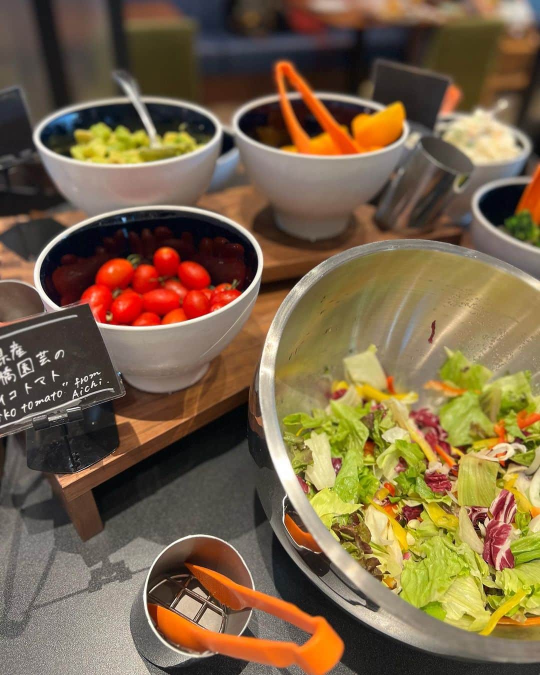 宮田綾子さんのインスタグラム写真 - (宮田綾子Instagram)「ニッコースタイル名古屋での朝食🍽️ 卵料理を選んで、ベーコンや黒い手羽先が乗っています サラダ、パン、ご飯はビュッフェスタイル🥐🍚🥗 特にコーヒーにこだわったホテルなのでコーヒーはもちろんですが、みかんジュースなどもこだわりの東海地方の素材のものが多くて楽しめます🍹 @nikkostyle.nagoya   🍉インスタセミナーでは昨年7万人の女性からフォローされた方法をお話しします🎤 インスタなんとなくやっててよく分からない、もっと上手に使って楽しみたいという方ぜひお越しください！ 8/26(土)10:00〜新大阪 9/23(土)10:30〜渋谷 詳細は私のプロフィールにあるURLから🔗 ❤️ @ayako__miyata ←クリック👆  #ニッコースタイル名古屋 #ホテル朝食 #名古屋ホテル #名古屋グルメ #名古屋カフェ #名古屋ランチ #名古屋モーニング #名古屋観光 #名古屋旅行 #nagoya #nagoyajapan」8月14日 7時29分 - ayako__miyata