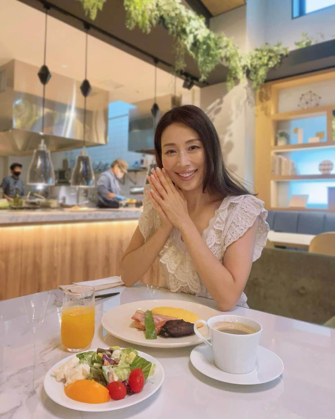 宮田綾子さんのインスタグラム写真 - (宮田綾子Instagram)「ニッコースタイル名古屋での朝食🍽️ 卵料理を選んで、ベーコンや黒い手羽先が乗っています サラダ、パン、ご飯はビュッフェスタイル🥐🍚🥗 特にコーヒーにこだわったホテルなのでコーヒーはもちろんですが、みかんジュースなどもこだわりの東海地方の素材のものが多くて楽しめます🍹 @nikkostyle.nagoya   🍉インスタセミナーでは昨年7万人の女性からフォローされた方法をお話しします🎤 インスタなんとなくやっててよく分からない、もっと上手に使って楽しみたいという方ぜひお越しください！ 8/26(土)10:00〜新大阪 9/23(土)10:30〜渋谷 詳細は私のプロフィールにあるURLから🔗 ❤️ @ayako__miyata ←クリック👆  #ニッコースタイル名古屋 #ホテル朝食 #名古屋ホテル #名古屋グルメ #名古屋カフェ #名古屋ランチ #名古屋モーニング #名古屋観光 #名古屋旅行 #nagoya #nagoyajapan」8月14日 7時29分 - ayako__miyata