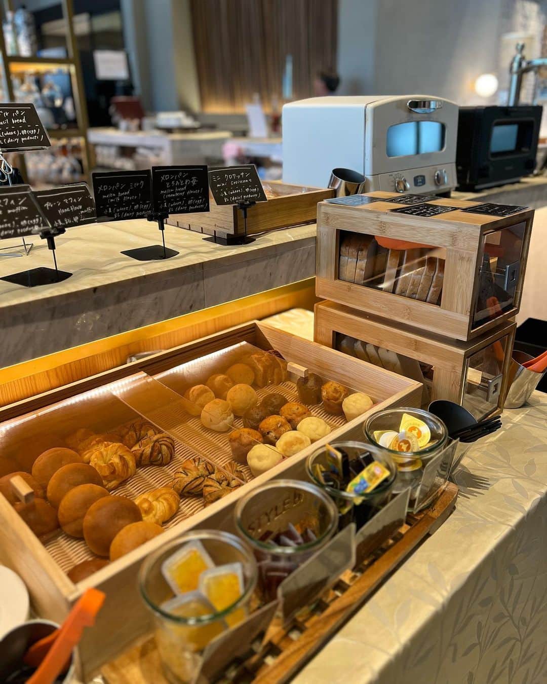 宮田綾子さんのインスタグラム写真 - (宮田綾子Instagram)「ニッコースタイル名古屋での朝食🍽️ 卵料理を選んで、ベーコンや黒い手羽先が乗っています サラダ、パン、ご飯はビュッフェスタイル🥐🍚🥗 特にコーヒーにこだわったホテルなのでコーヒーはもちろんですが、みかんジュースなどもこだわりの東海地方の素材のものが多くて楽しめます🍹 @nikkostyle.nagoya   🍉インスタセミナーでは昨年7万人の女性からフォローされた方法をお話しします🎤 インスタなんとなくやっててよく分からない、もっと上手に使って楽しみたいという方ぜひお越しください！ 8/26(土)10:00〜新大阪 9/23(土)10:30〜渋谷 詳細は私のプロフィールにあるURLから🔗 ❤️ @ayako__miyata ←クリック👆  #ニッコースタイル名古屋 #ホテル朝食 #名古屋ホテル #名古屋グルメ #名古屋カフェ #名古屋ランチ #名古屋モーニング #名古屋観光 #名古屋旅行 #nagoya #nagoyajapan」8月14日 7時29分 - ayako__miyata
