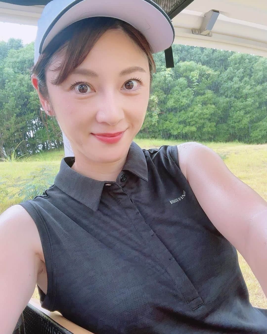 原史奈さんのインスタグラム写真 - (原史奈Instagram)「昨日のゴルフは変なお天気だったなぁー😅 お天気雨かと思えば☀️☔️ 土砂降りになり☔️ またすっきりと晴れ☀️ 湿度バリバリサウナ状態 でも楽しいゴルフでした⛳️ 炎天下のゴルフよりマシだったかなー 3週間ぶりのゴルフでしたがやっぱり楽しい‼️ @briefing_official のウェアもめちゃ可愛くてテンション上がった😆 #久しぶりの #ゴルフ #夏ゴルフ #変な天気 #台風の影響  #原史奈  #ゴルフ #ゴルフレッスン #ゴルフ女子 #ゴルフ大好き #golf #ゴルフウエア #ゴルフコーデ #ゴルフグッズ #ゴルフ動画 #ping #g410 #callaway #paradym #paradymmaxfast #even #archivio #アルチビオ #eyevol #cuartounited #instagolf #briefinggolf」8月14日 7時22分 - fuminahara