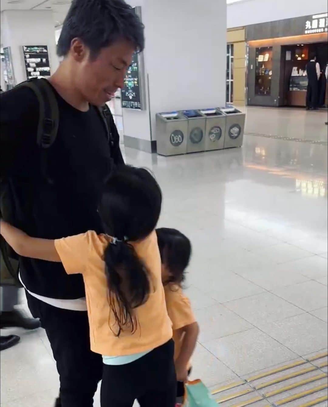 田村淳のインスタグラム：「娘たちが空港に迎えに来てくれた おかえりー！ ただいまー！ おみやげー！ ありがとー！ 移動の疲れが癒やされるなぁ  娘たちへ おかえり、だだいま、は毎日当たり前の様に使う言葉なんだけど、だからこそ大切にしたい言葉だよね。気持ちを乗せて伝えるだけで、伝わり方が全く違うからね、しっかり気持ちを乗せて言葉を発しよう！　　　　　　　　　　パパより」