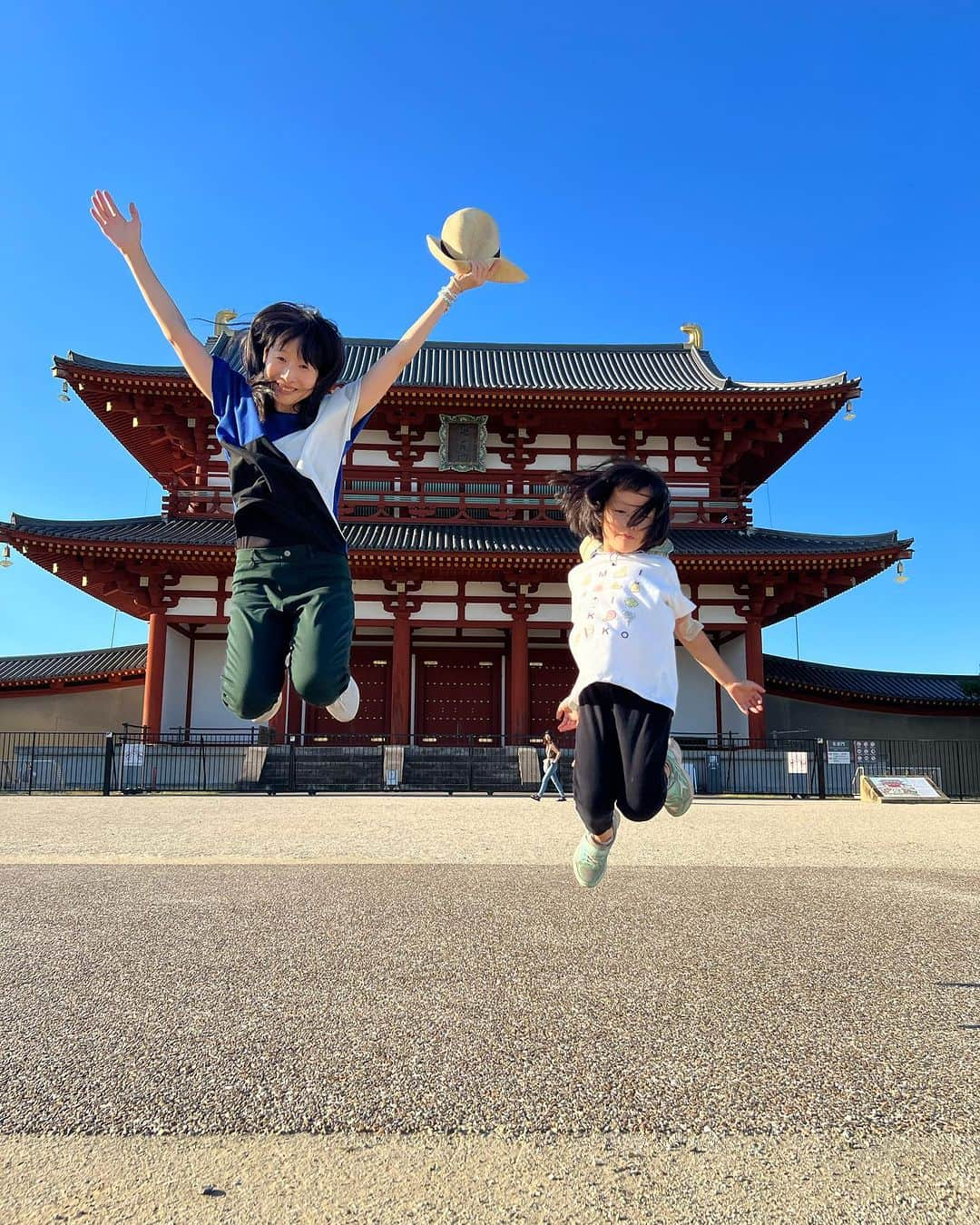 いとうまゆさんのインスタグラム写真 - (いとうまゆInstagram)「お盆はいかがお過ごしでしょうか🥹 ・ 「なんと大きな平城京」で覚えたものだけど、本当に広大ですね。✨ ・ 朱雀門から入って反対側の端っこまで到底行けませんでした😆 広くて、人も少なくて、 清浄な雰囲気で。 特に夕日の時間帯が言葉にならない美しい風景で忘れられません🥹 最後の写真は京都で1番好きなお店のご飯！😍 ・ #平城京跡  #奈良 #京都　#お出かけ #子育て」8月14日 7時34分 - itomayu0411