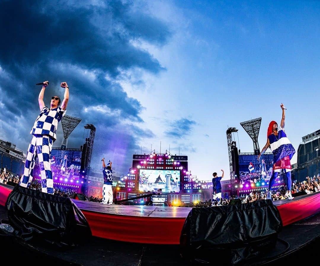 若旦那のインスタグラム：「横浜スタジアムにて。  身体が疲弊しすぎて即日投稿できず、遅くなってしまいました。 来てくれた人みんな、スタッフ、メンバー、家族、友人。 ほんとに感謝しかないです。 天邪鬼な変わり者の僕ですが、みんなに支えられてなんとかここまで生きてこれました。 誰の喜ぶ顔や生きがいに少しでもなってたら嬉しいって思う、それだけが僕の命綱です。 一生懸命この綱を握って上に登り続ける。また、これからもそうやるでしょうね。  とにかく、最高の景色でした。 ありがとうね！みんな最高だったよ。」