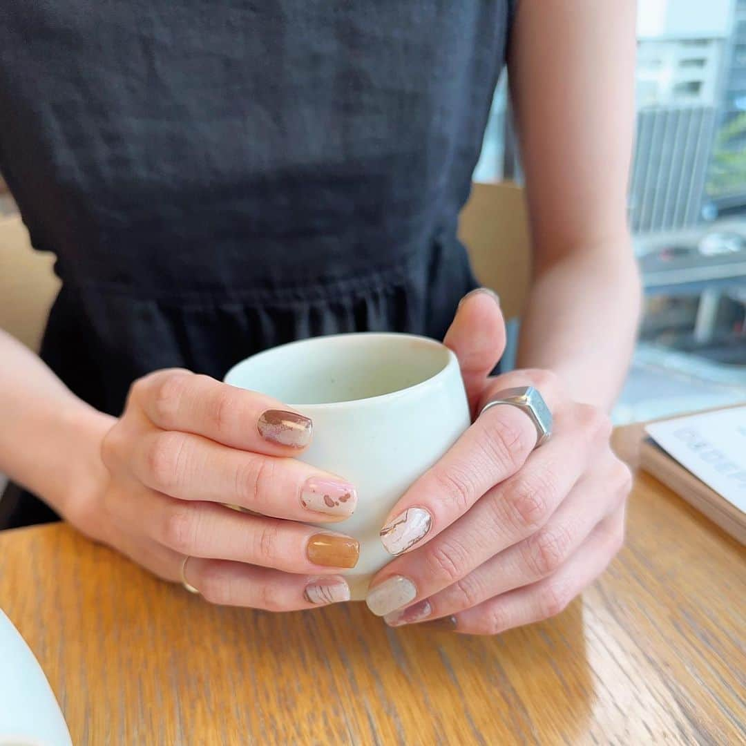 秦まり子のインスタグラム：「夏休みのネイル💅🏻 7nanaと陶芸家 竹村良訓さんのコラボ。とっても可愛い🪺 そういえばうちに飾っているポスターも似たような色味だ！と嬉しくなった🇩🇰😌  @7nana_official @takemurayoshinori   #ジェルネイル #ジェルネイルシール #7nana #竹村良訓 さん」