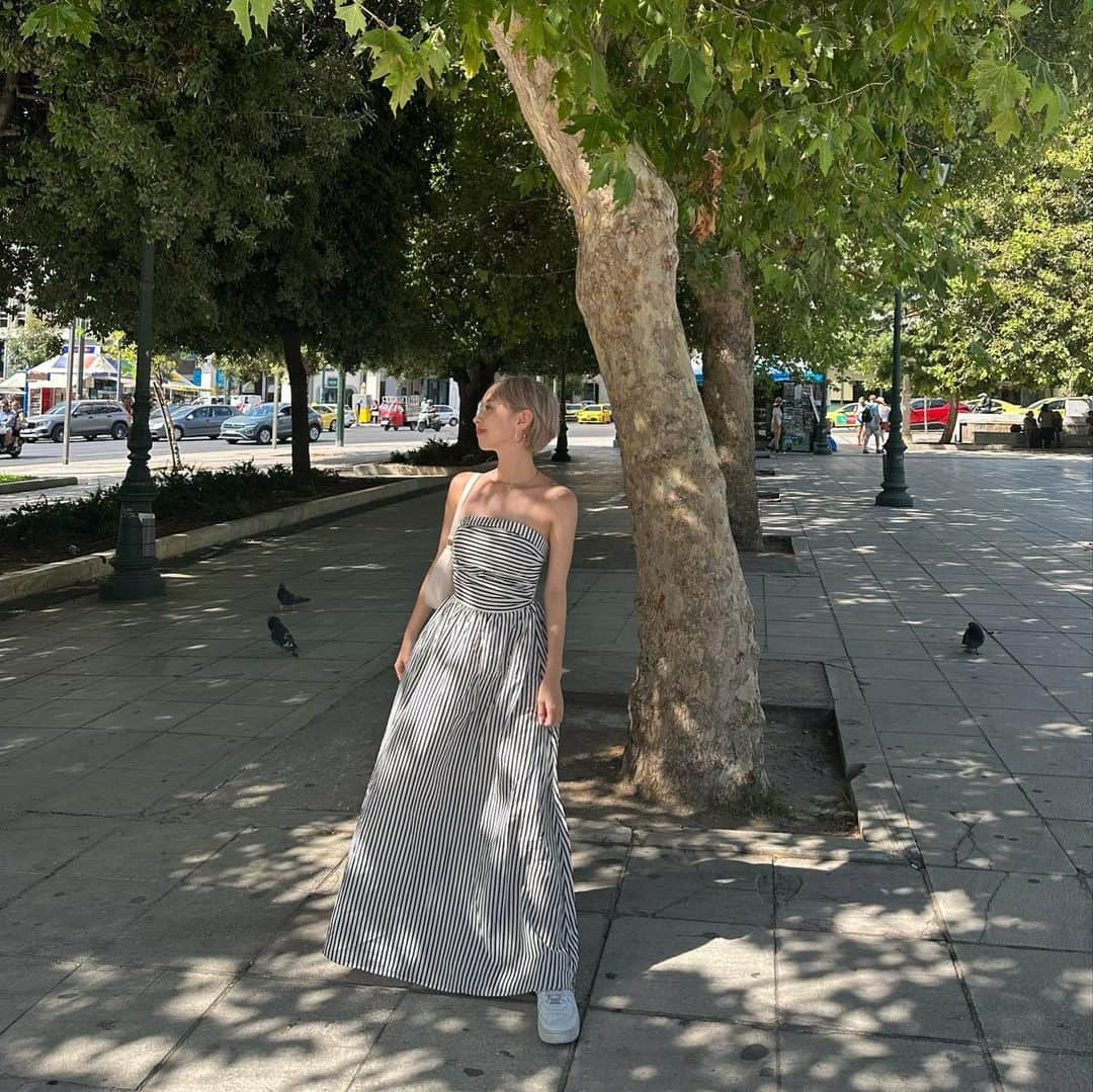 MIORIさんのインスタグラム写真 - (MIORIInstagram)「Athens, Greece 🇬🇷   ギリシャ旅行の投稿いっぱいしちゃうかも！！ 許して🥹🩵  これは2日目にシンタグマ広場で撮った写真🤳  ただでさえ日焼け痕があるのにさらに日焼けしちゃった笑  #ギリシャ#ギリシャ旅行#アテネ#greece#athens#夏コーデ#ハイトーンショート#ハイトーン#夏ワンピース」8月14日 8時02分 - __mk.31__