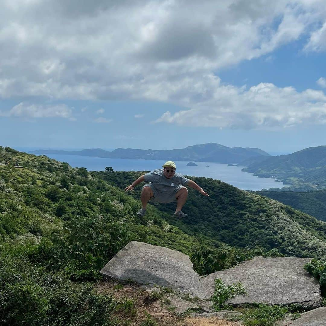 三浦崇宏さんのインスタグラム写真 - (三浦崇宏Instagram)「#jump  #fly  #matengai  #geopark  #okinoshima  #隠岐島 #ジオパーク #摩天崖  #instagood  #インスタグラムといえば運動神経自慢と聞いて」8月14日 8時09分 - takahiro3ura