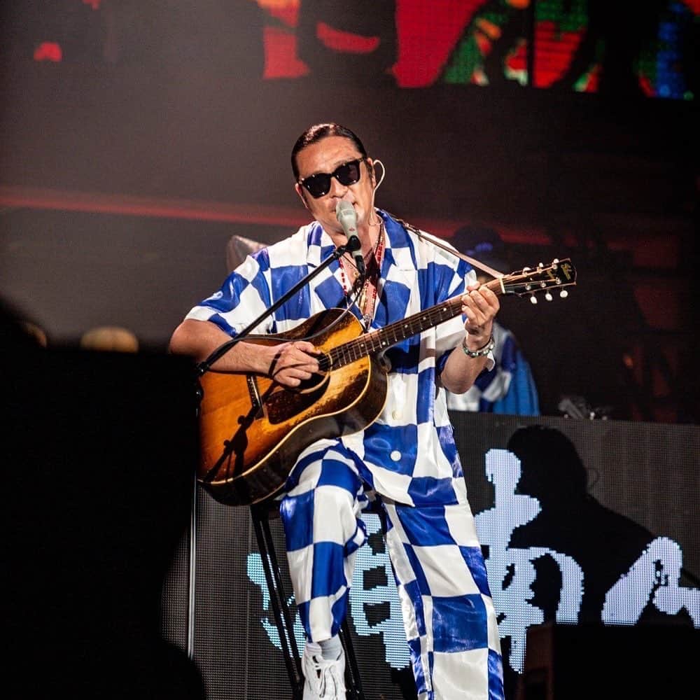 若旦那のインスタグラム：「10周年の時に初めてギター持って、20周年の時のライブでは弾こうと決心した10年前。 現実となって、弾かせてもらったんだけど、全然上手くなってないし、失敗ばかりで、練習では完璧なのにさ。 本当に難しくてね、今でもエイって辞めたくなる時がある。やっぱり向いてないのかなって。だって、向いてないものと向かい合うのって辛いじゃん。 でもね、その難しさが音楽への更なる敬愛に繋がってる。 音楽に夢中になる。まさに夢の中。 夢の中でもこのライブが1番のシーンだろ、絶対に。」