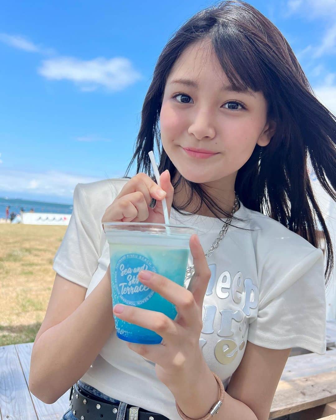 伊與田綾音のインスタグラム：「2日間投稿できなかった💦m(._.)m  夏だね！！！🩵🫠 昨日は暑いしじめじめしててちょっと大変だった🥹🥲 まだまだ暑いから、水分補給と塩分チャージ忘れずに。！」