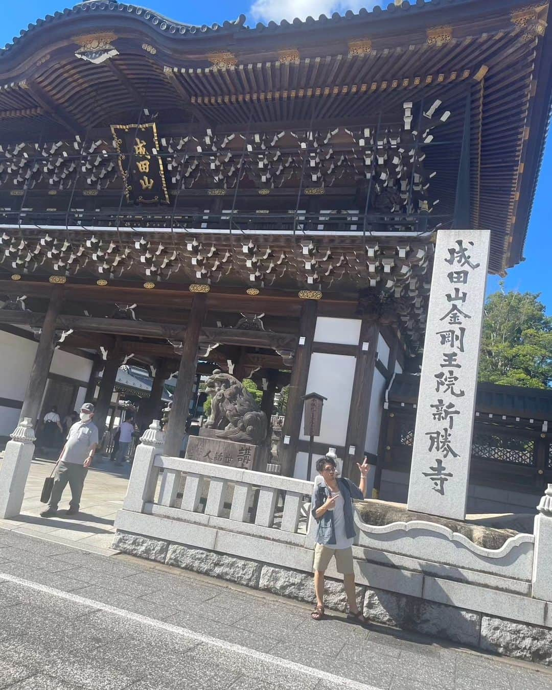 榎木智一さんのインスタグラム写真 - (榎木智一Instagram)「. . 成田山新勝寺・弾丸旅行🧳  関東三大本山の１つと言われており✨  不動明王(火属性)が、祀られていて✨  開運厄除け、出世、商売繁昌などがある✨  ということで、行ってきました✨  しっかり出世稲荷で絵馬も✨  その後は、ひこうきの丘へ✈️  ナイスビューでした✈️  ♨️成田温泉♨️ (ナトリウム‐塩化物強塩温泉は保温効果が高く、疲労回復や神経痛などに効果があるほか、美肌効果も期待できるといわれている)  も良かった～♨️  おっさんコーデ👕  トップス・ #UNITEDARROWS パンツ・ #Levi's シューズ・ #Dr.Martens  👕Just be yourself👕  #榎木智一 #俳優 #夏コーデ #おっさんコーデ #旅行 #成田山新勝寺 #不動明王 #出世稲荷 #絵馬 #成田温泉 #♨️ #成田空港 #ひこうきの丘 #えのスタグラム #コーディネート #写真 #photo #japanese #actor #fashion #coordination #style #followme #我 #演員 #셀카」8月14日 8時23分 - enoki.tomokazu