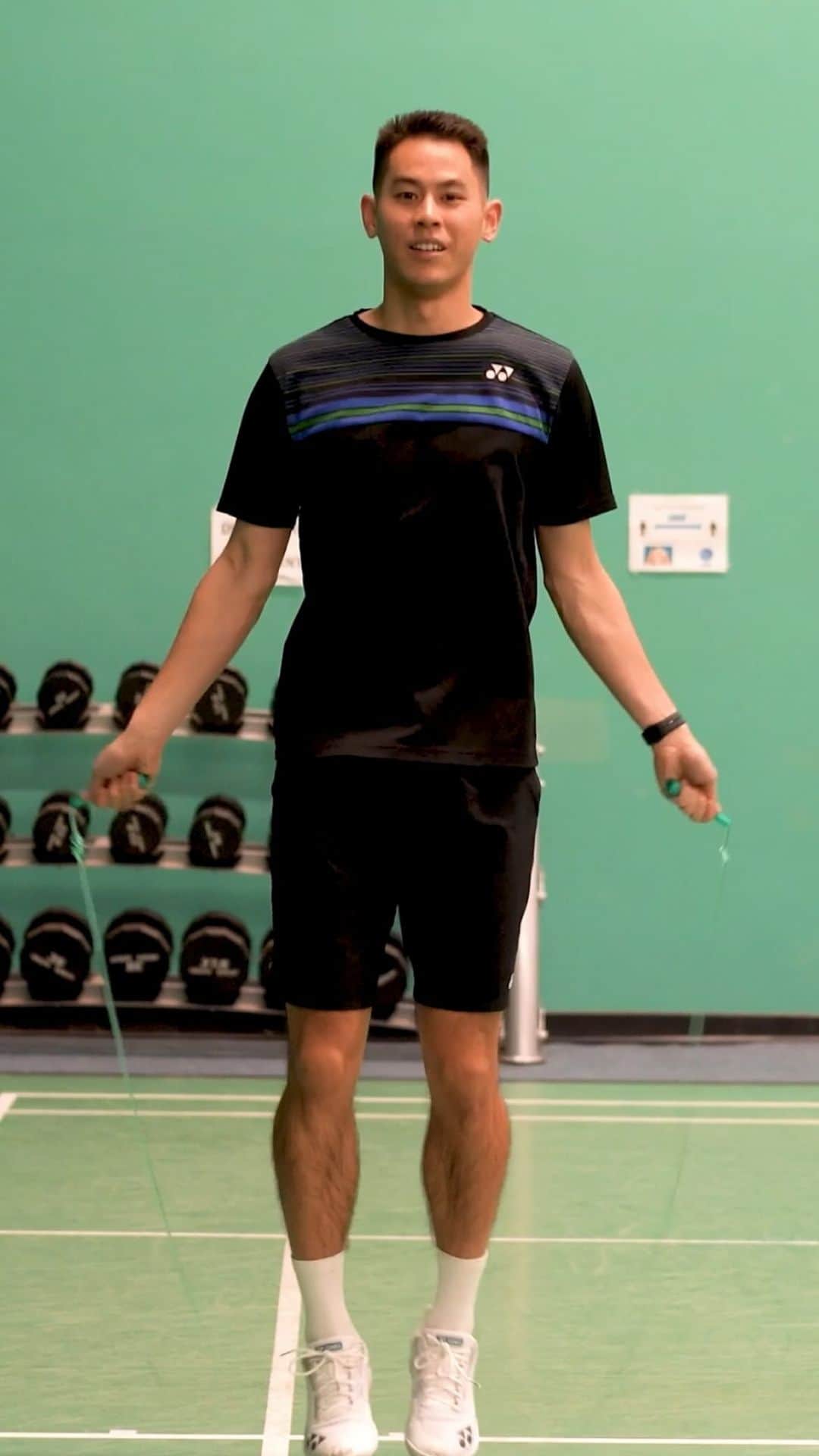 ハワード・シューのインスタグラム：「Badminton Plyo - Double and Triple unders!」