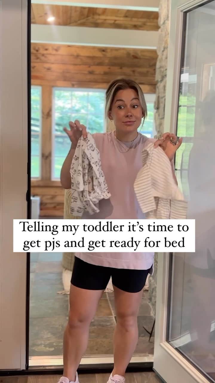 ショーン・ジョンソンのインスタグラム：「Getting toddlers into pajamas is an Olympic sport. 😂   #family #reels #kids #toddlers #marriage #moms  @thedailynatalie」