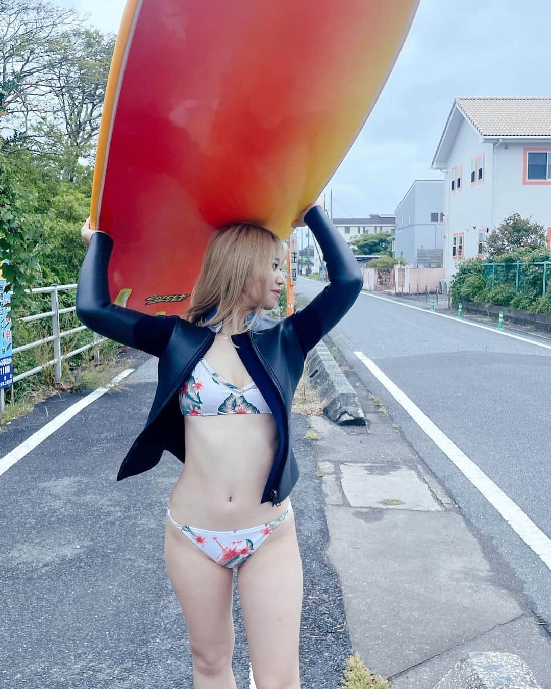 牧野広実のインスタグラム：「⑅◡̈*  　　　　 どこか見てる！笑　　 　　　　 　　　　 #surfing #surfgirl #mellowwetsuits #サーフィン #サーフィン女子 #メローウェットスーツ #タッパー #roxy #ロキシー」