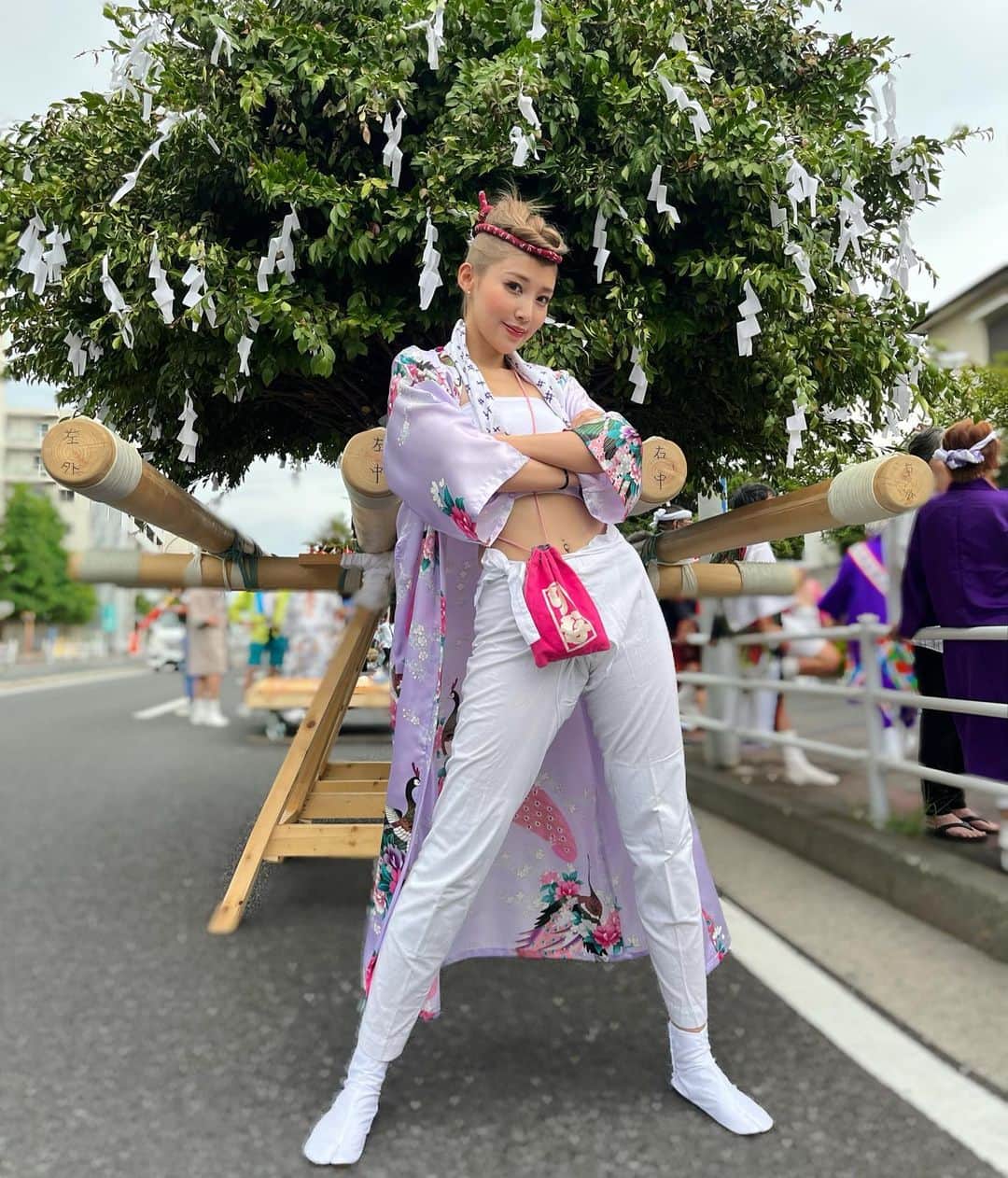のインスタグラム：「Japane's MATSURI🇯🇵 style🔥 ストーリーが好評でしたので📸 地元地区のお祭りに参加するとこの歳になっても絶対に、大きくなったね~！と言われます（笑）あるある？？（笑） 首から下げてる名前入り巾着は20年くらい使ってる😂昔からショッキングピンク好き🎀　 ハチマキはおじいちゃんから受け継いだ！！ ・ #cyberjapan #cyberjapandancers #cjd_rina #祭り」