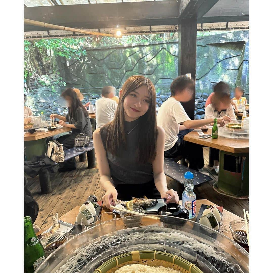 横山莉華のインスタグラム：「そうめん流し🥢  高校の友達の皆と行ってきました🚗♡ 幸せ空間です☺︎︎︎︎ ご馳走様でした。」