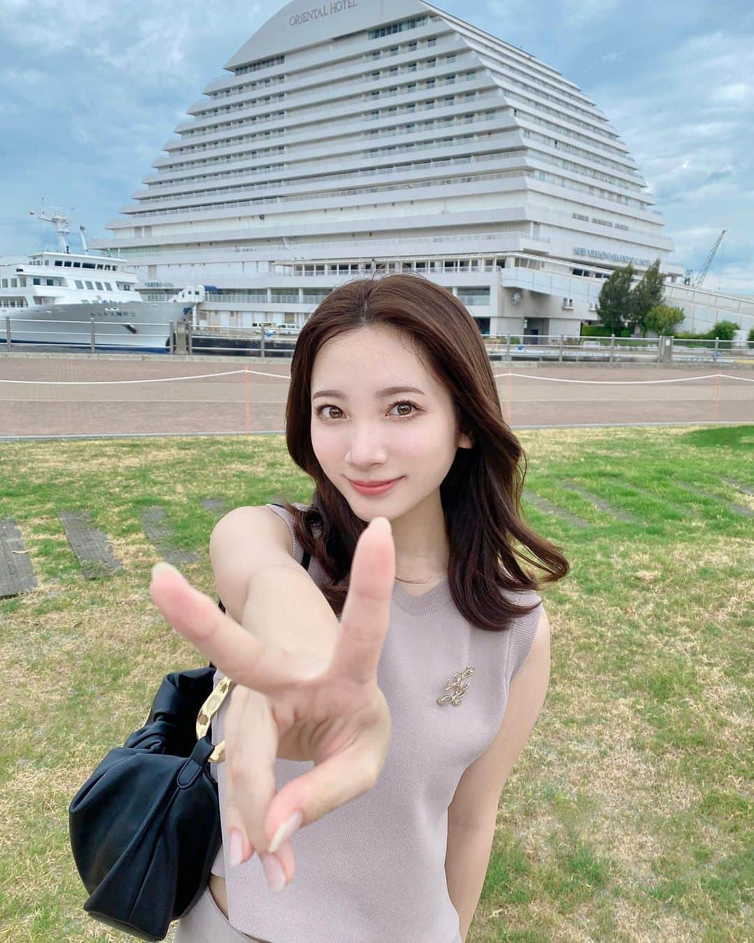 KATOCHIAYAのインスタグラム：「こんばんは🌙  束の間の帰省サイコー！✌︎  絶妙なお天気でも、 テンション高めにいきましょう😥🌀笑  台風にはお気をつけくださいね‼︎  #神戸観光 #神戸旅行 #オリエンタルホテル神戸 #ポートタワー #メリケンパーク」