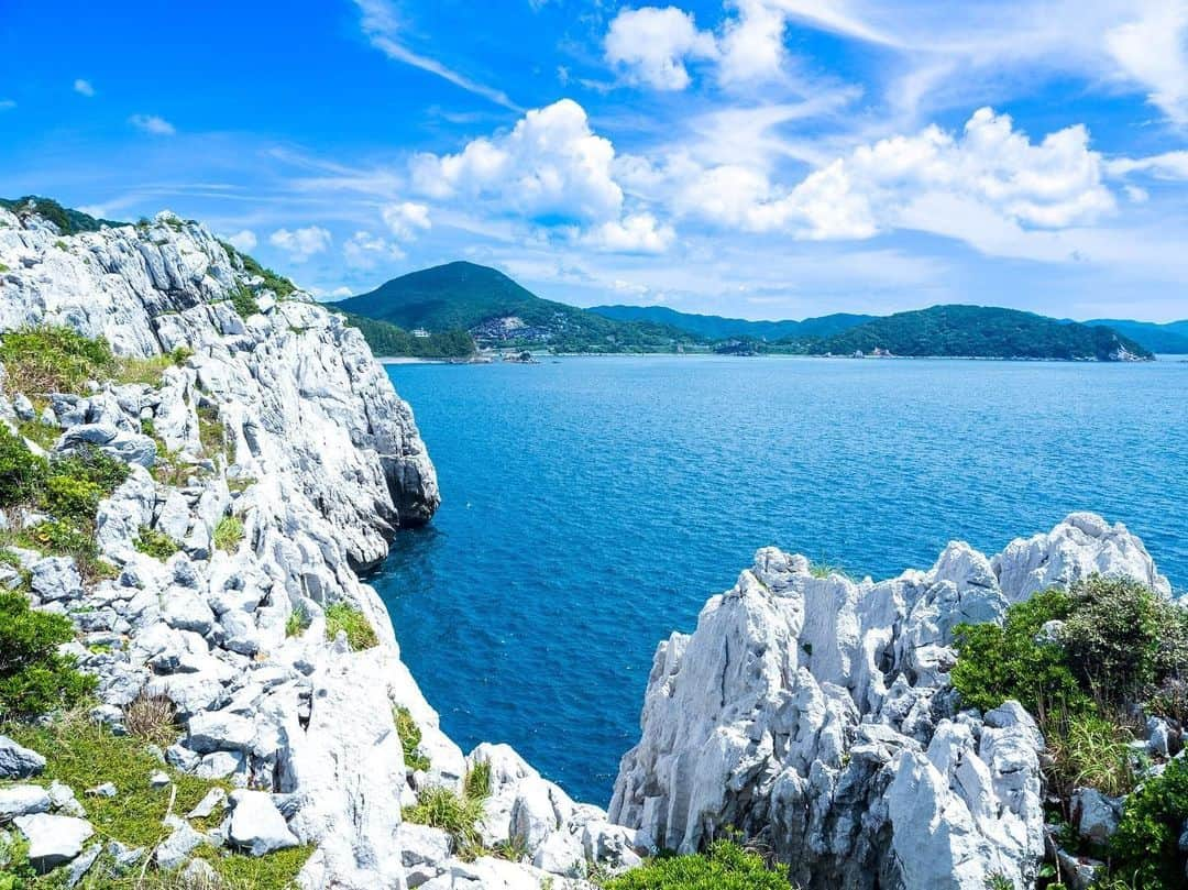 Visit Wakayamaのインスタグラム：「. The dramatic white limestone cliffs and vivid blue sea have earned the Shirasaki Coast the "Agean Sea of Japan." 📸 @sorairo0827 📍 Shirasaki Coast, Wakayama . . . . . #discoverjapan #unknownjapan #instajapan #insta_wakayama #landscape #japan #japantrip #japantravel #beautifuldestinations #wakayama #wakayamagram #explore #adventure #visitwakayama #travelsoon #travelfromhome #travelgram #stayadventurous #igpassport #explorejapan #lonelyplanet #oceanviews #coastalscenery #coastalliving #shirasakicoast #limestonecoast  #shirasakioceanpark #yura #ageanofjapan #rockybeauty」