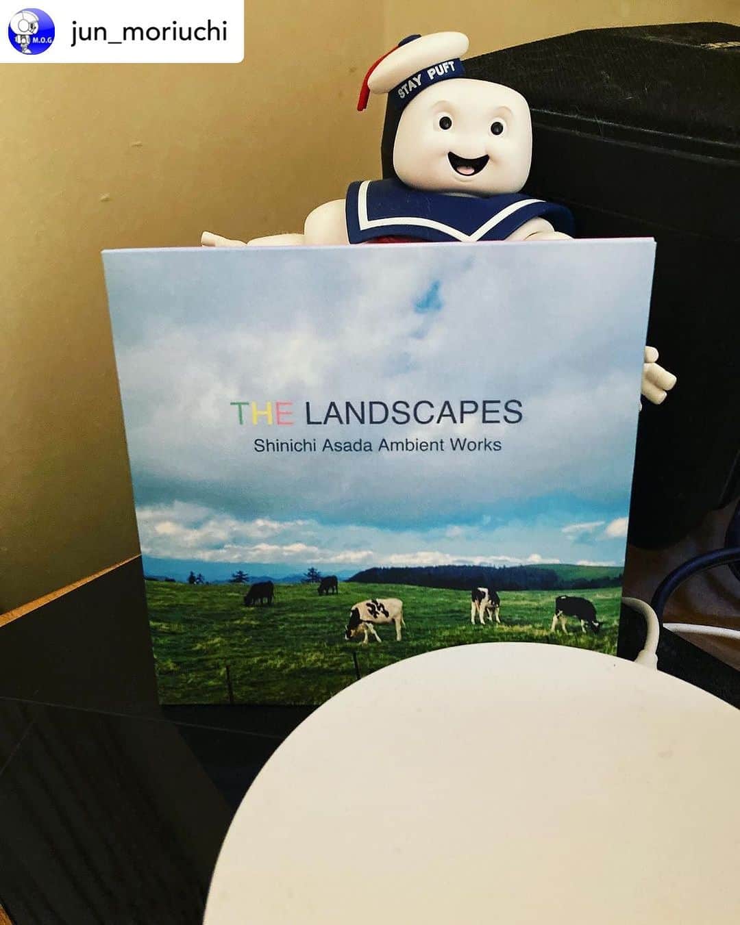浅田信一のインスタグラム：「森内さんありがとう！  Posted @jun_moriuchi 【今日のCD】#浅田信一 くんからCDを送ってもらいました。アンビエントなインストを集めたCDです。決して趣味的な作品ではなく、この手のジャンルに精通しているリスナーにも刺さるようなクオリティを有しています。流しっぱなしにしてるととても心地よいです。音楽を探求するプロデューサーとしての一面を違う角度から垣間見たような気がします。 #TheLandscapes  #2023release」