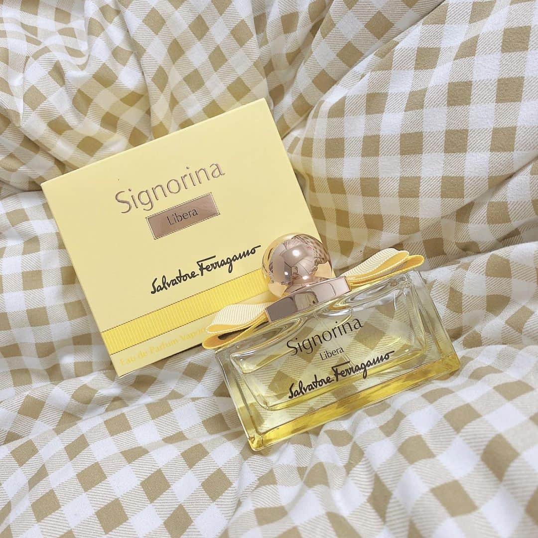 野田真実のインスタグラム：「． ． ． あたらしい香水💛 ． ． 欲しかったやつ置いてなくて この匂いを嗅いだらドンピシャすぎて 即決！！！ ． ． 爽やかだけど甘くて、元気そうだけどどことなく女の子らしい儚げな優しい感じ𓂃𓈒𓏸 ． ．  #香水 #フェラガモ #シニョリーナ #シニョリーナリベラ #フェラガモ香水」