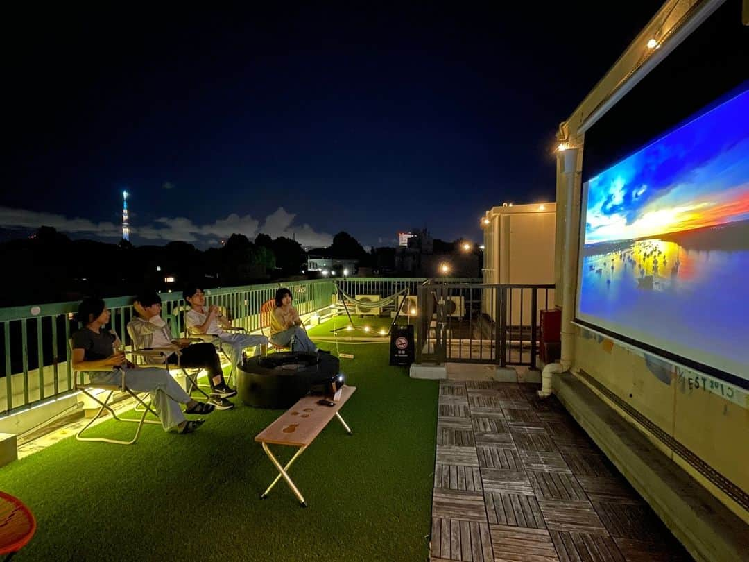 hotelgraphynezuさんのインスタグラム写真 - (hotelgraphynezuInstagram)「【ROOFTOP MOVIE NIGHT ON AUGUST 19TH！】 ⁠ [WATCH]🎬️ Enjoy a pleasant summer evening at our Rooftop with a classic of american movie : "STAND BY ME" (1986)⁠  ⁠ [RELAX]🌃 More than watching the movie, you can enjoy relaxing under the summer night sky of Tokyo with a view over Tokyo Skytree. ⁠ ⁠ [DRINK]🍻🍸️ All you can drink plan is included to your entry fee, which means you can enjoy alcohol such as draft beer, lemon sour as well as softdrinks unlimitedly!⁠  ⁠ ⁠[DINE & SOCIALIZE]🍔🚶🧑🏼‍🤝‍🧑🏼 To fully enjoy the atmosphere of the event, we recommend you to try out one of our popular slider burger plate that you can order at the cafe and enjoy the movie while eating good food and being surrounded by nice people ^^⁠ ⁠ [TREAT YOURSELF]🥰 Extra French fries and salad or even fried chicken are also available in our side menu.⁠  ⁠ Why don't you come and join a unique movie night experience with us in Tokyo?⁠ ⁠ -------------------------⁠  『INFORMATION』 ・Movie title / ムービータイトル：STAND BY ME (1986) ・Starting time / ムービースタートタイム：19:00⁠ ・All-you -can-drink entrance fee / 飲み放題-入場料プラン : ⁠1500円⁠ →Hotel guests/ホテルゲスト: FREE!  ・⁠Burger plate / バーガープレート : 1200~1300yen (Optional)⁠ ・Side dishes / サイドメニュー : 600yen~⁠(Optional)⁠ ⁠ ※予約不要/Reservation not required ⁠---------------------------⁠  【8/19にグラフィーのムービーナイトイベント＠ルーフトップ！】⁠  ⁠［映画］⁠🎬️ 屋上でアメリカ映画の名作「STAND BY ME」を観ながら、楽しい夏の夜をお過ごしください⁠！⁠  ［のんびりする］⁠🌃 映画を観るだけでなく、東京スカイツリーを眺めながら、夏の東京の夜空の下、ゆったりとした時間をお過ごしください。⁠  ［飲み放題］🍻🍸️ 入場料には飲み放題プランが含まれており、生ビールやレモンサワーなどのお酒とソフトドリンクが飲み放題！⁠  ⁠［食べる＆人と繋がる］ 🍔🚶🧑🏼‍🤝‍🧑🏼 イベントの雰囲気を満喫するには、カフェで注文できる人気のスライダーバーガープレートを注文して、おいしい料理と素敵な人々に囲まれながら映画を楽しむのがおすすめです。  ［自分へのご褒美に！］🥰 追加のフライドポテトとサラダ、さらにはフライドチキンもサイドメニューとしてご利用いただけます。⁠  東京で私たちと一緒にユニークな映画鑑賞体験をしてみませんか⁠？⁠  -------------- ⁠.⁠ .⁠ .⁠ ⁠#explorelively #lifestylehotel #hotelgraphynezu⁠  #tokyo #ueno #hostel #guesthouse #yanesen #hotelevent #rooftopmovienight #burger #standbyme #tokyohotel #movienight #allyoucandrink #instatravel⁠ #skytree #goodfoodnicepeople⁠ #ホテルグラフィー根津 #ライフスタイルホテル  #ホステル  #ゲストハウス #谷根千 #バーガー #東京ホテルイベント　#ムービーナイト #海外の人と繋がりたい #ルーフトップムービーナイト #スカイツリー⁠ #スタンドバイミー⁠ ⁠ ---------- Stand By Me⁠ © 1986 Columbia Pictures Industries, Inc. All Rights Reserved.⁠ ----------」8月14日 18時00分 - hotelgraphy_nezu