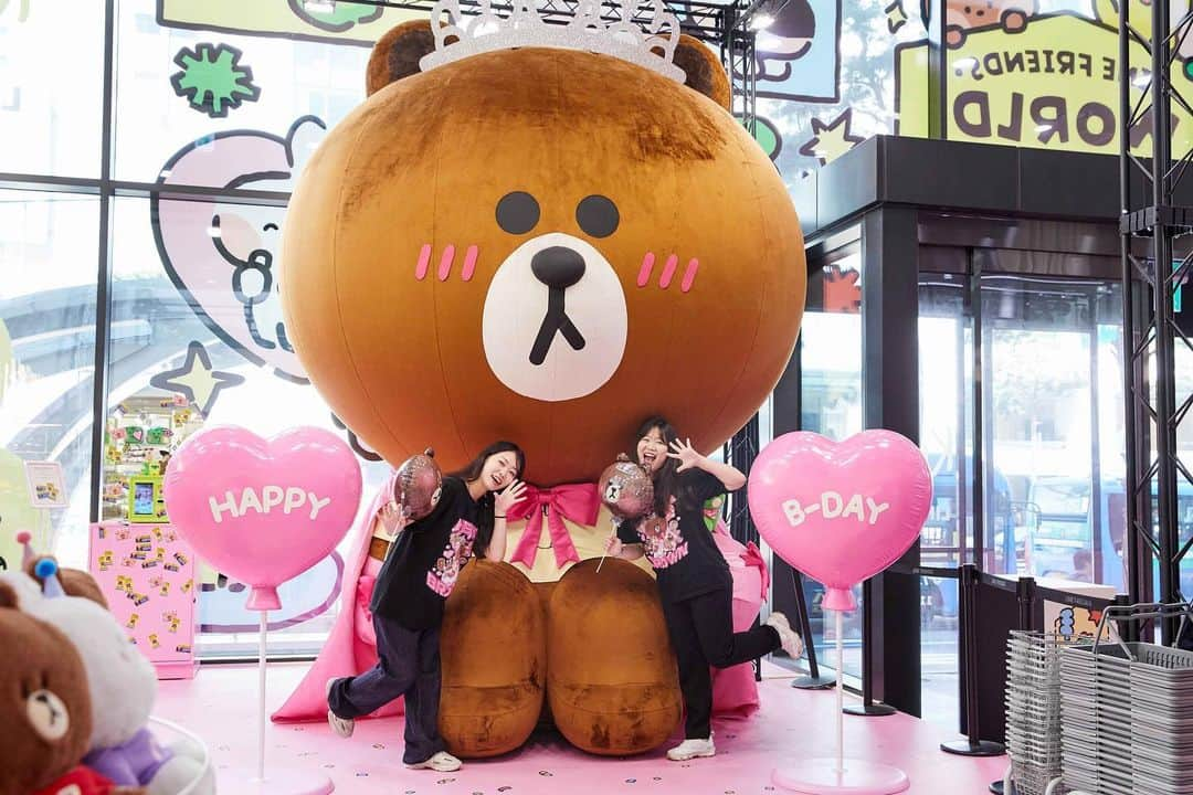 LINE FRIENDSのインスタグラム：「What? We only have one day left till the closing? If you have not visited BROWN's Birthday Party, come and visit, take some photos with BROWN!  See you soon!  #브라운 #미니니 #minini #라인프렌즈 #라인프렌즈월드 #라인프렌즈월드팝업 #명동 #팝업 #BROWN #BROWNDAY2023 #브라운데이 #LINEFRIENDS #LINEFRIENDSWORLD #LINEFRIENDSWORLD_POPUP #myeongdong #popup #welcome」