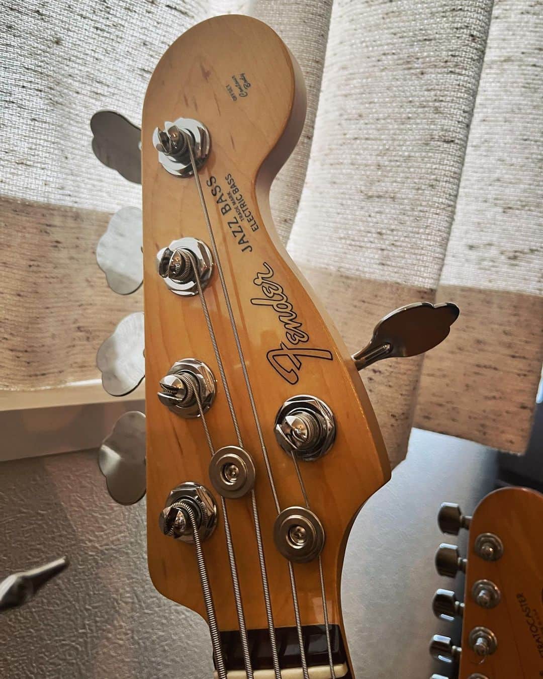 松本駿介のインスタグラム：「いつか手に入れたいなFender5弦 ⁡ ⁡ ⁡ ⁡ #fender #bass」