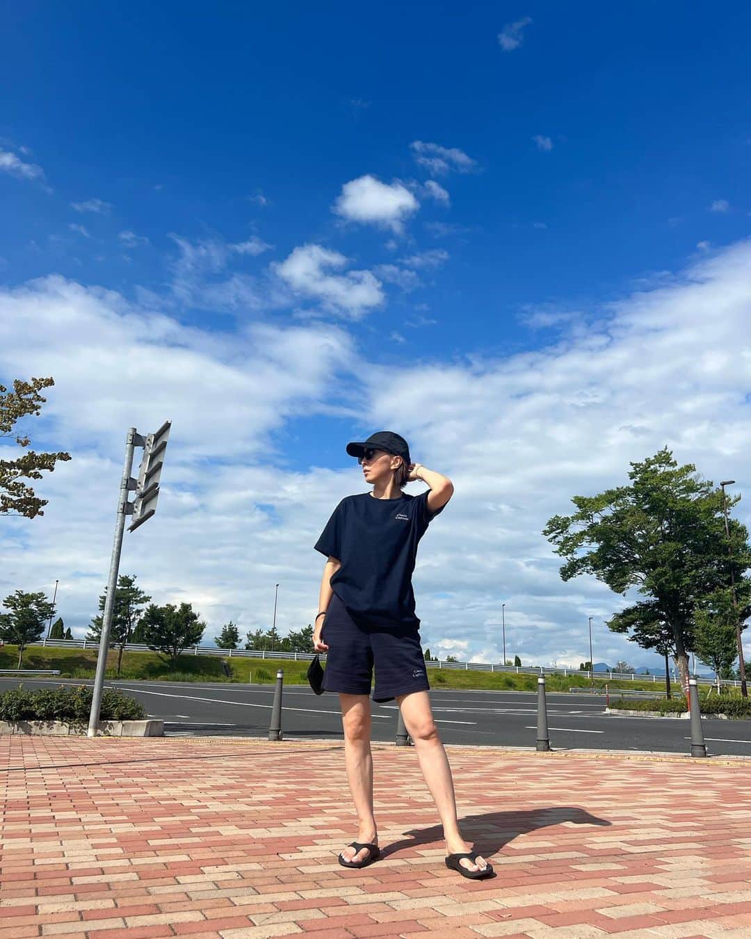 高橋志津奈のインスタグラム：「車の長距離は楽ちんが1番。 . って言ってもさすがにそのままはなーと、ほんとは白いスエット肩掛けしてたんだけどそれすら暑くて無理だった😅 . #delvaux のお財布が便利すぎる#使ってびっくりの便利さ#東京離れるとほんと空が広い#2023夏休み#ロゴって大事 #ロゴがあるおかげで部屋着感少しない気がする#shizunascoordinate #暑くても息子は頑張って撮ってくれる😂♡」