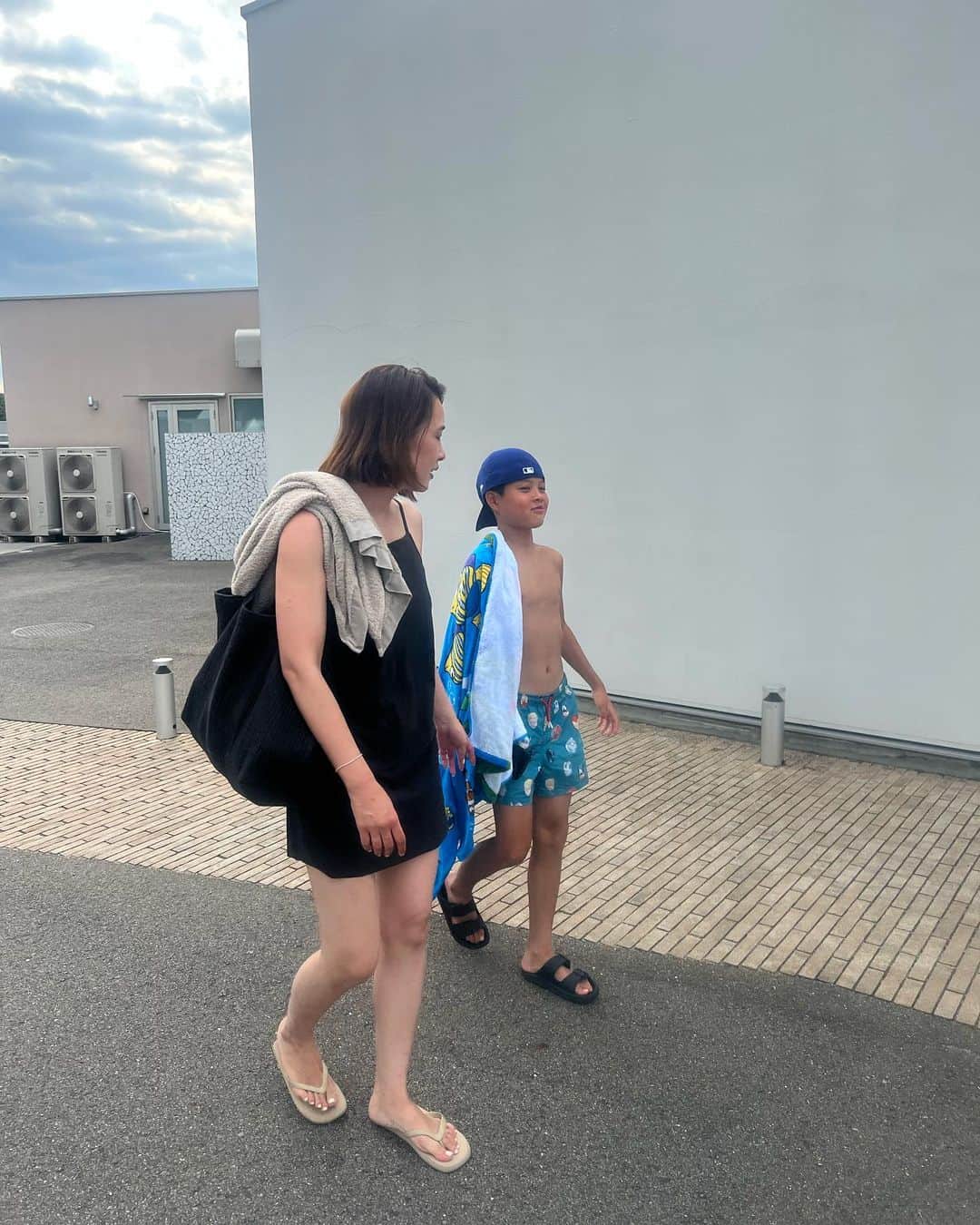 IIDA YURIさんのインスタグラム写真 - (IIDA YURIInstagram)「台風だから近場で👨🏻👩🏻👦🏻  白浜でも魚探し🐟  とれとれ市場でノドグロを見つけて調理をしてくれました🐟 . エプロンと学校で作った三角巾付けて頑張ってくれました笑  #気分屋クッキング #クッキング #スゥ料理長 #のどぐろの煮付け」8月14日 18時04分 - yurima_ma
