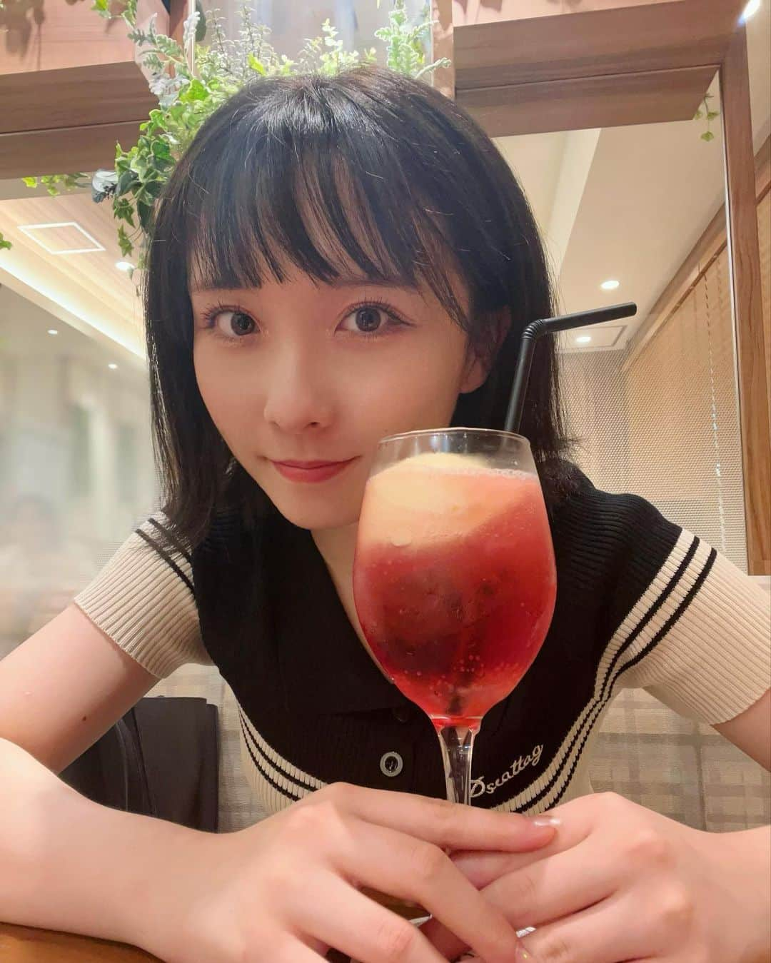 高瀬くるみさんのインスタグラム写真 - (高瀬くるみInstagram)「.     クリームソーダ飲んで キミを待ってる。。。かも。 　 　 　 #BEYOOOOONDS #ハロプロ #アイドル #クリームソーダ #大好き #これは #クランベリー #なんちゃら #笑 #クリームソーダ部 #ひとりクリームソーダ #くるみんインスタ映え計画」8月14日 18時05分 - kurumi_takase.official