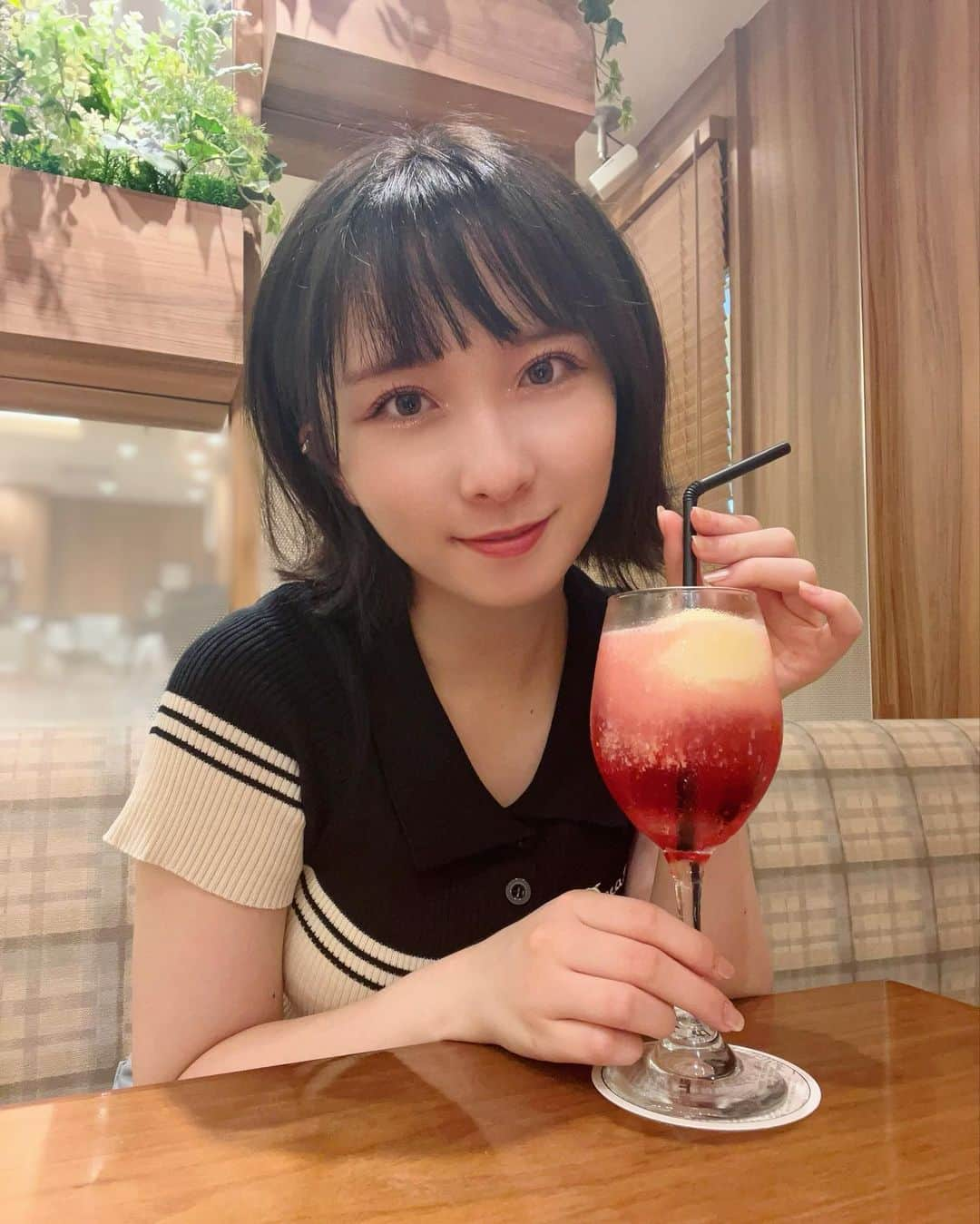 高瀬くるみさんのインスタグラム写真 - (高瀬くるみInstagram)「.     クリームソーダ飲んで キミを待ってる。。。かも。 　 　 　 #BEYOOOOONDS #ハロプロ #アイドル #クリームソーダ #大好き #これは #クランベリー #なんちゃら #笑 #クリームソーダ部 #ひとりクリームソーダ #くるみんインスタ映え計画」8月14日 18時05分 - kurumi_takase.official