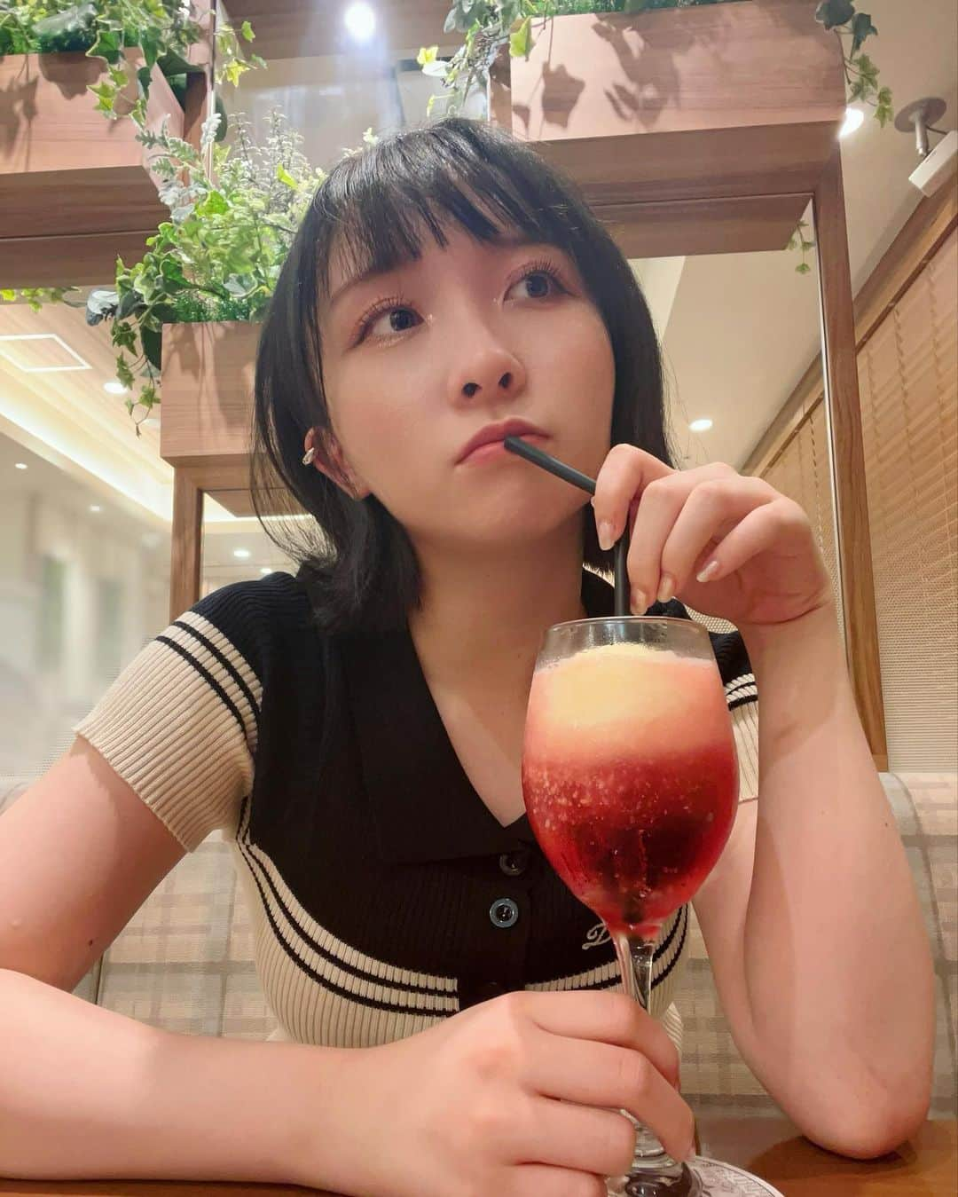 高瀬くるみのインスタグラム：「.     クリームソーダ飲んで キミを待ってる。。。かも。 　 　 　 #BEYOOOOONDS #ハロプロ #アイドル #クリームソーダ #大好き #これは #クランベリー #なんちゃら #笑 #クリームソーダ部 #ひとりクリームソーダ #くるみんインスタ映え計画」