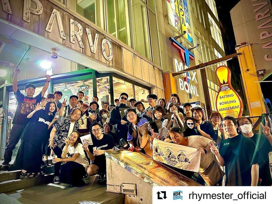 hy4_4yhのインスタグラム：「#感謝foryou  💜🙇‍♀️🙇‍♀️🩷  #Repost @rhymester_official ・・・ King of Stage Vol.15 at Caparvo Hall Kagoshima 0813.2023 Guest: @hy4_4yh  ダンサブルなトラックスと、胸に迫るヤツとの緩急に心解かれて、油断すると滂沱。ブラッシュアップ重ねて、ベスト更新ロード（ツアー）まっしぐら。4年ぶりの鹿児島にお集まりくださいました皆様、全国から台風を心配しながらも駆けつけてくださいました皆様、本当にありがとうございました。  鹿児島で響いた「世界、西原商会の世界 Part 2」が格別だった夜。this picture is like may the force be with you.  @mistadrunk @__dj_jin__ @yukarin_hy4_4yh @chanpuutei_yuminosuke @hy4_4yh  #UTAMARU #MUMMYD #DJJIN #RHYMESTER #hy4_4yh #寿司ヤバかった」