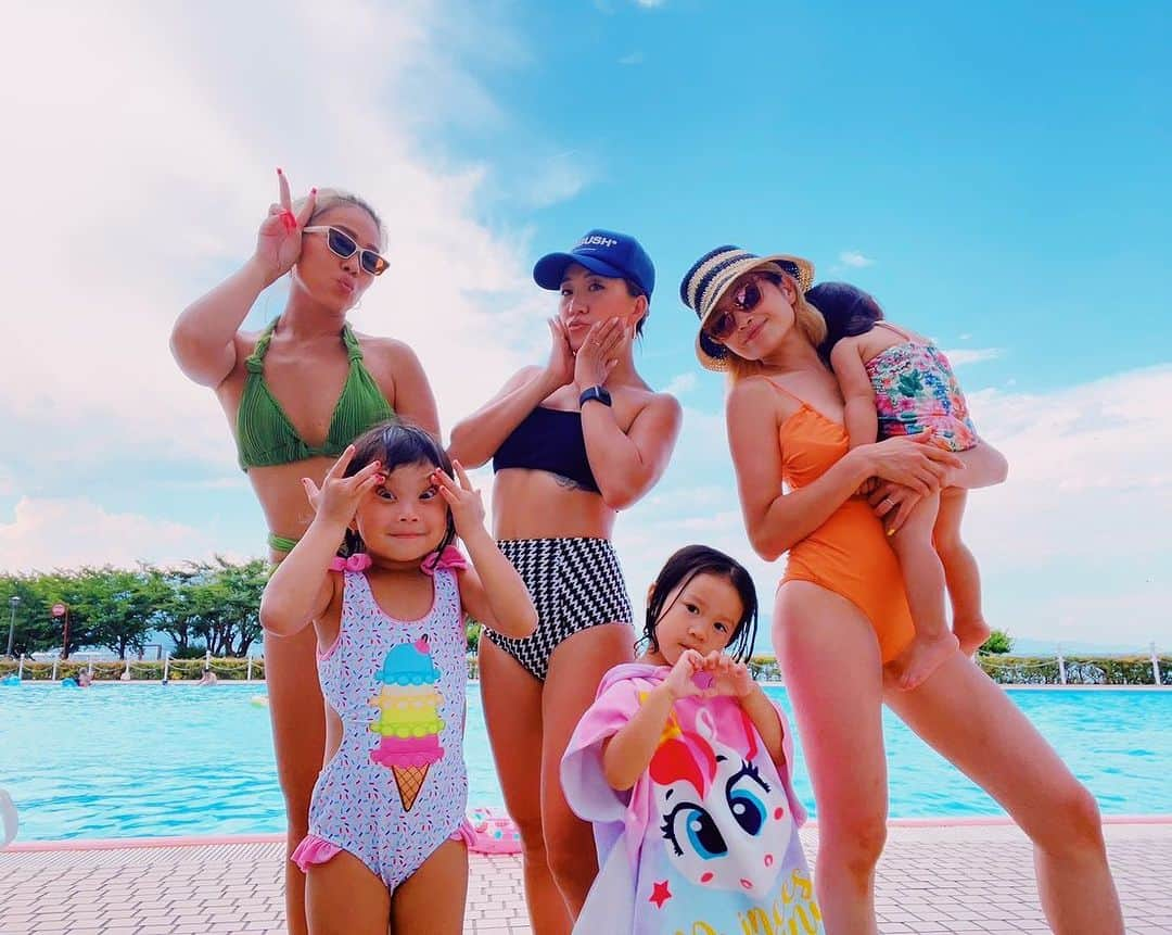 HARUKA MUTOのインスタグラム：「7月の思い出🌻🍉☀️🌈  帰る場所があるって幸せだ。 生まれ育った京都。 家族との時間。 これからも大事に🫶  会いたい人に会いきれないし、行きたい場所に行ききれないけど、20代お世話になった人や遊びまくった場所にまた行きたいんだっ💫  #夏の思い出 #10枚じゃおさまらん #ヒマイマコンビが最高に面白い #女だらけの武藤ファミリー #lovemyfamily #babygirl  #成長記録 #女の子ママ #姉妹ママ #5歳 #5歳女の子 #1歳女の子 #ひまおと姉妹　#himaotosisters」