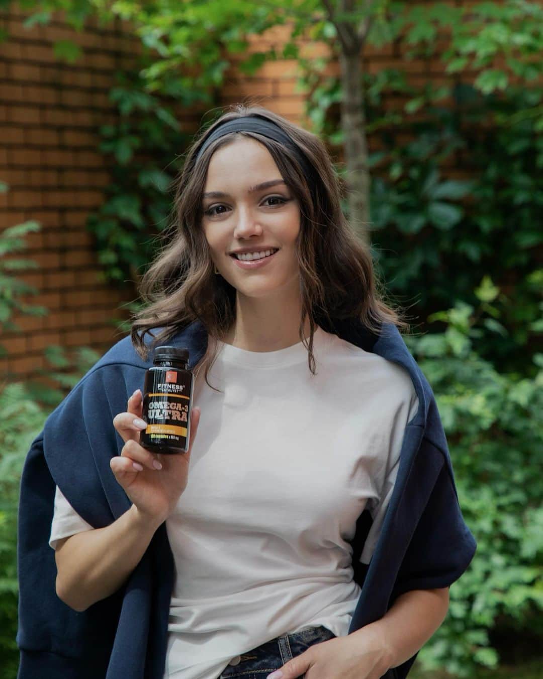 エフゲニア・メドベージェワのインスタグラム：「Лучшее место для летнего отдыха для меня – это море 🌊 Если не согласны – делитесь вашими местами силы в комментариях) Жаркие месяцы – идеальное время ловить момент на гребне волны, быть в самом центре событий и проживать каждый день по максимуму!🔝  Чтобы иметь силы не только для чила на шезлонге, но и для активных телодвижений в походах, экскурсиях и на танцполе, нам нужен источник чистой энергии и вдохновения🤩 И ничто так не наполняет силами, как кислота, – с ней жизнь становится ярче и насыщеннее, а дела – веселее и продуктивнее!  Я выбираю омега-3 полиненасыщенные жирные кислоты из «Омеги-3 Ультра» от @siberianwellness  Всего четыре капсулы содержат 1,8 г эйкозапентаеновой и докозагексаеновой кислот – важнейших компонентов, обеспечивающих быстрое восстановление организма после физических нагрузок и поддерживающих нормальный метаболизм. Знали ли вы, что омега-3 важна для улучшения когнитивных функций, здоровья сердца и сосудов, а также ментального здоровья? А вместе с витамином E, которым дополнительно обогащен комплекс Siberian Wellness, действие становится еще эффективнее!🔥  Четыре ярких капсулы – и вы полны энергии для воплощения любых идей! Живите ярко с Siberian Wellness – и не только летом 😉💛」