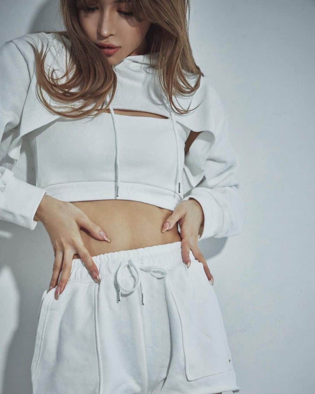 小原優花さんのインスタグラム写真 - (小原優花Instagram)「新作のフーディ&ブラトップとスウェットショーパンが発売しました🥰🩵  @iral_official   コットン100%の肌触り良いスウェット生地♡  Sportyなラフさにちょっとセクシーな要素がMIXされて、IRALっぽいウェアになっています🥹🫶🏻  人気商品のリバイバルなので、早くもブラックとホワイトは残りが少なくなっております🙇‍♀️❣️  #iral #アイラル #newarrival」8月14日 18時14分 - yunkoro519