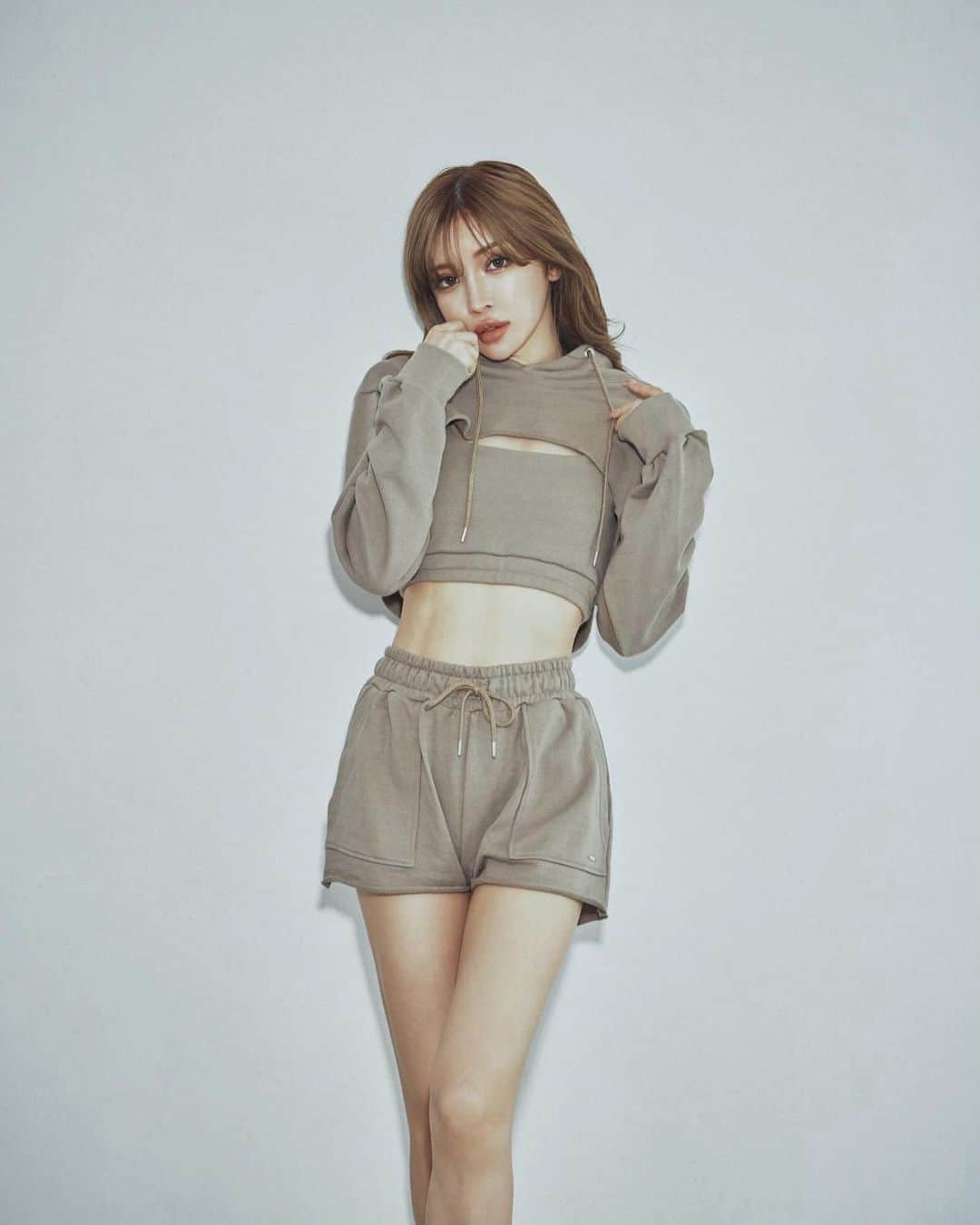 小原優花さんのインスタグラム写真 - (小原優花Instagram)「新作のフーディ&ブラトップとスウェットショーパンが発売しました🥰🩵  @iral_official   コットン100%の肌触り良いスウェット生地♡  Sportyなラフさにちょっとセクシーな要素がMIXされて、IRALっぽいウェアになっています🥹🫶🏻  人気商品のリバイバルなので、早くもブラックとホワイトは残りが少なくなっております🙇‍♀️❣️  #iral #アイラル #newarrival」8月14日 18時14分 - yunkoro519