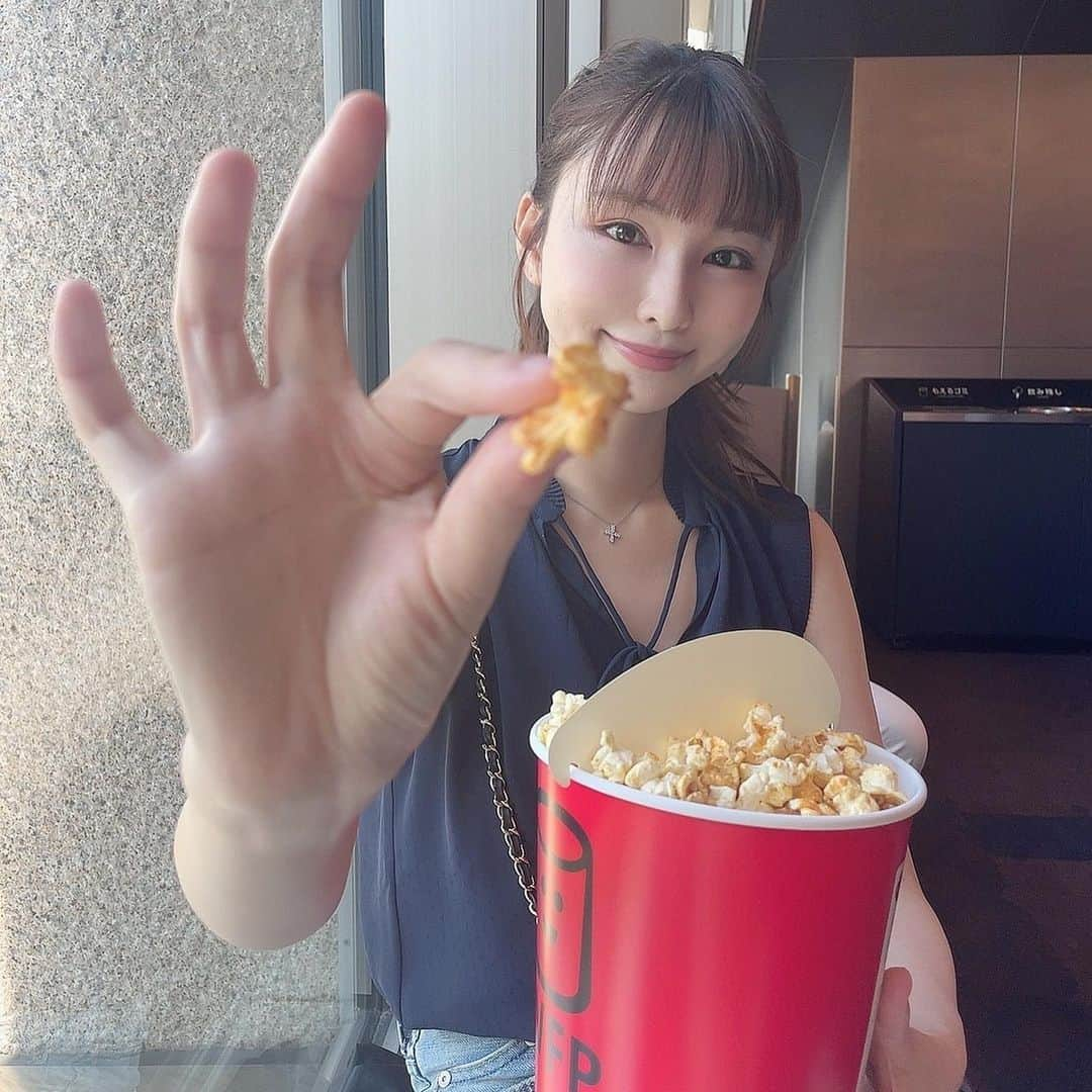 椎名美月さんのインスタグラム写真 - (椎名美月Instagram)「娘とクレヨンしんちゃんの超能力大決戦〜とべとべ手巻き寿司〜を観にいき、初の鳥貴族を食べました。子供にも優しいお店でまた行きたいです。そしてその後、娘が大好きなカラオケに行きました🎤  友達みたいで、最高です💕」8月14日 18時15分 - mizkiss