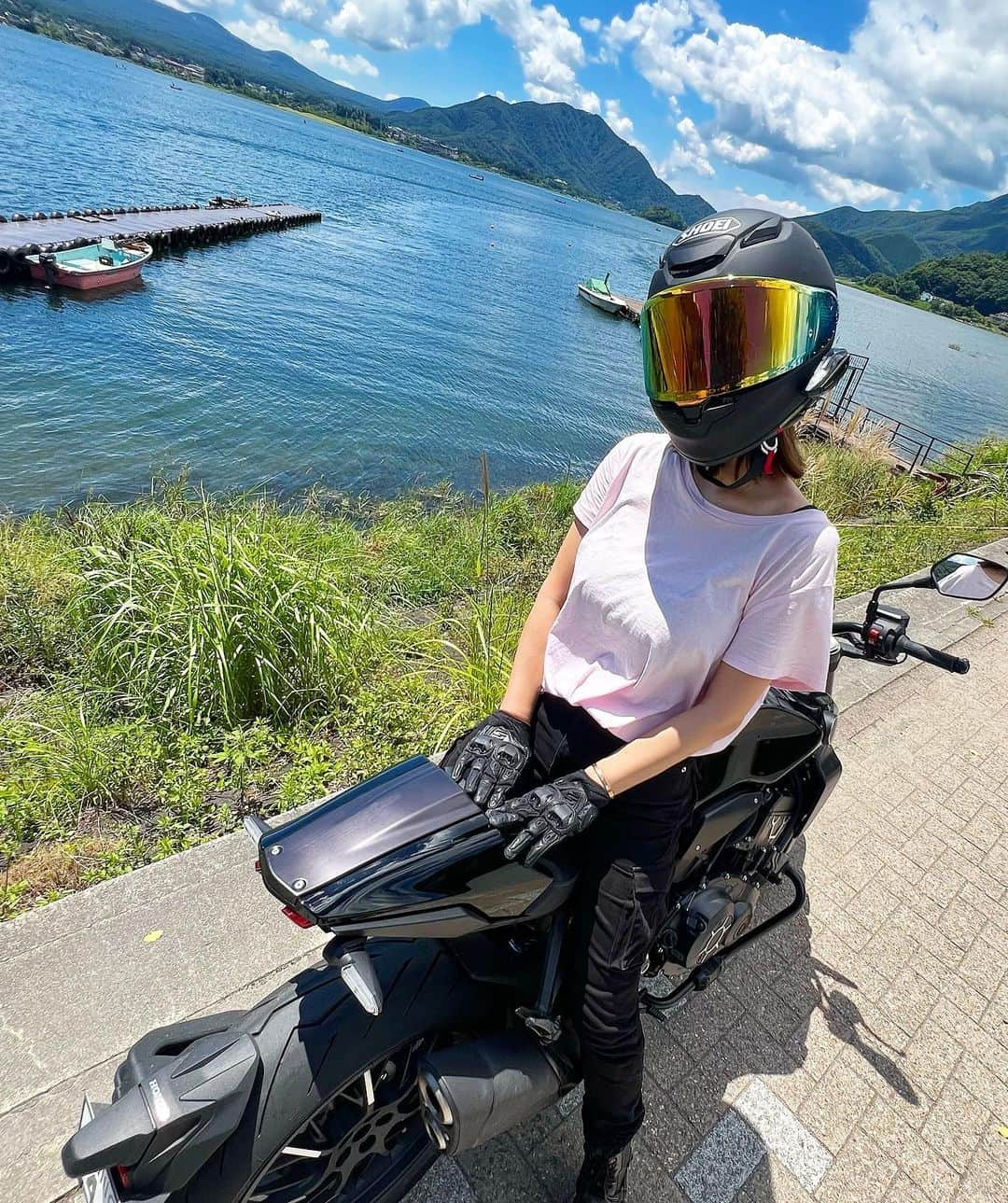 ほのかさんのインスタグラム写真 - (ほのかInstagram)「夏休み🌻🏍️  なんだか成長を感じる写真じゃない？？  CBと出会って、Ducatiの良さを知り Ducatiと出会って、エストレヤの良さを知ったよん。  みんな違ってみんないい！❤️😌  後に写ってる富士山様には、来週登る予定🧗 ドキドキ大冒険な夏の途中🎐  #乗ってみないとわからない  #cb#cb1000r #honda #bike #rider#motorcycle  #バイク #バイク女子  #ducati #kawasaki  #富士山#河口湖#mtfuji」8月14日 18時18分 - honokaaa1202